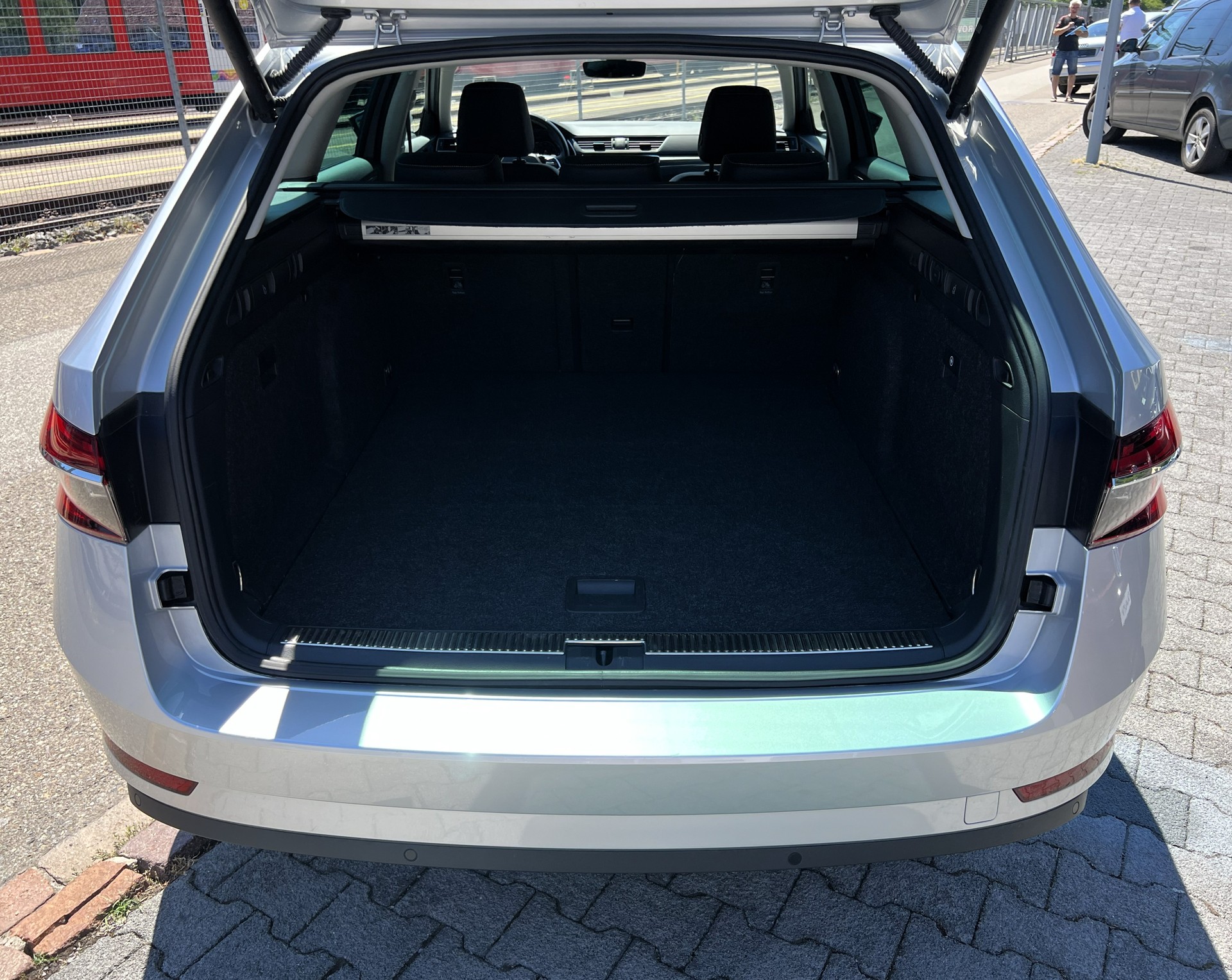 SKODA Superb Combi 2.0 TDi Style 4x4 DSG-image-11