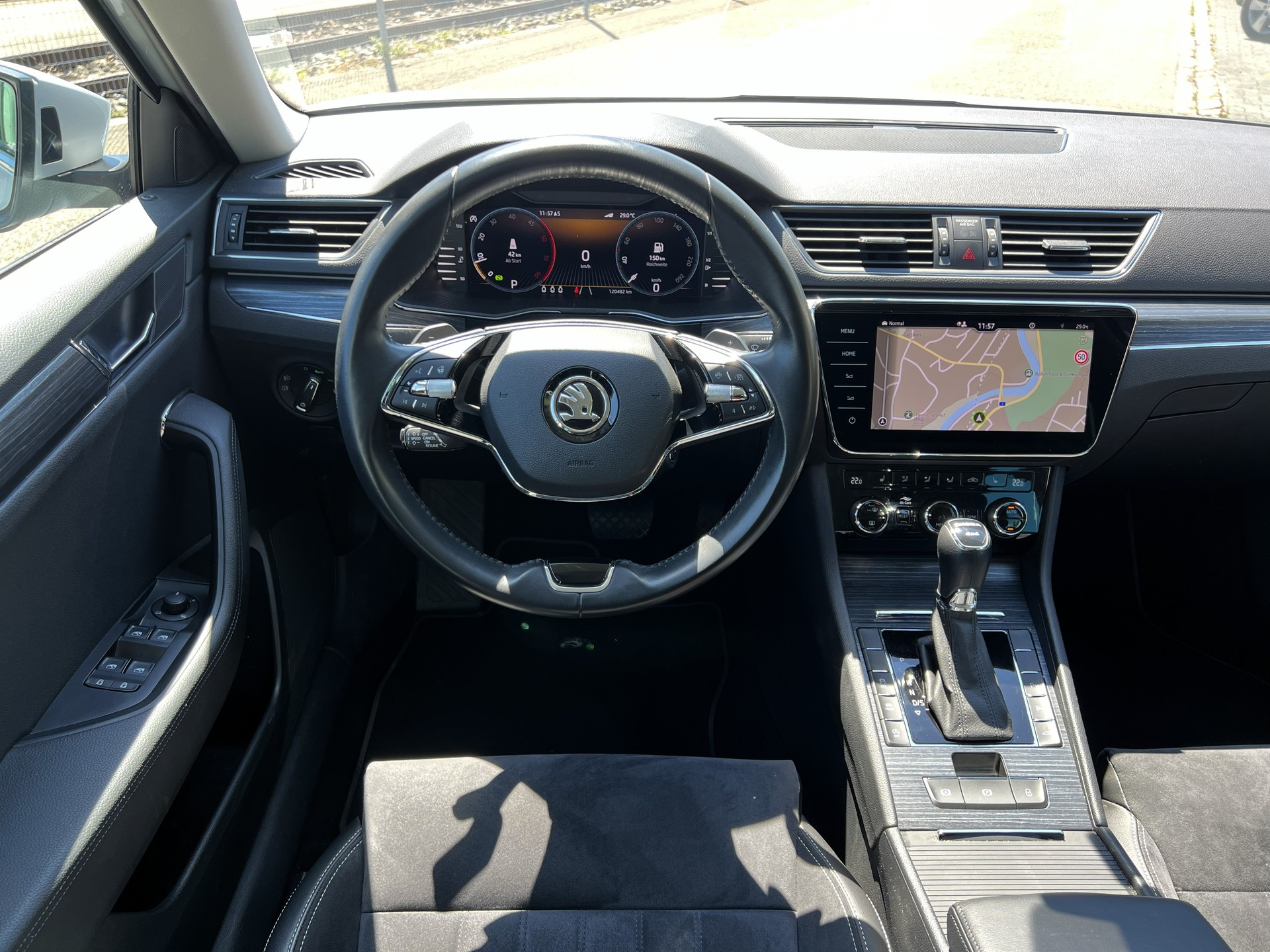 SKODA Superb Combi 2.0 TDi Style 4x4 DSG-image-22