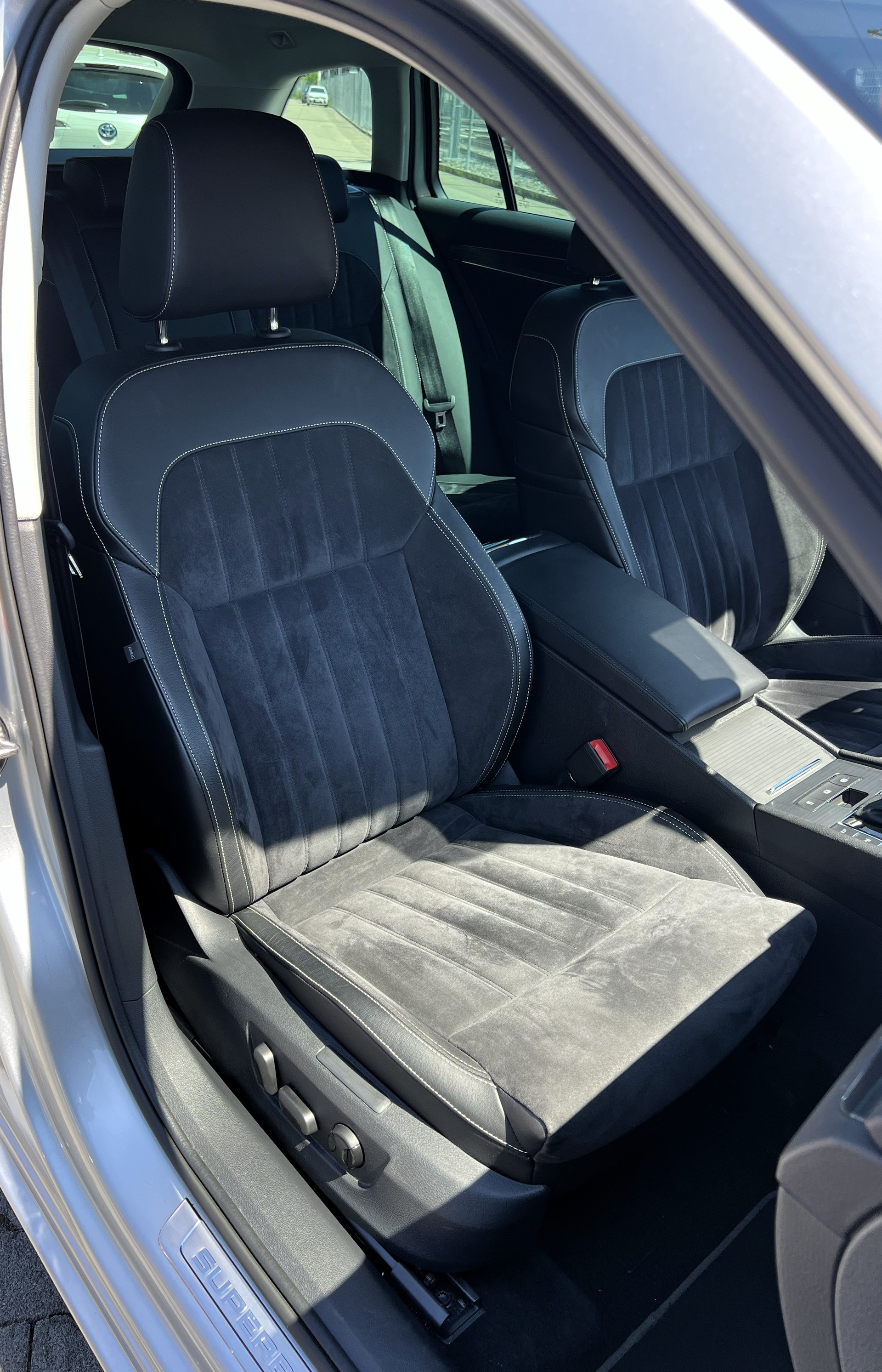 SKODA Superb Combi 2.0 TDi Style 4x4 DSG-image-14