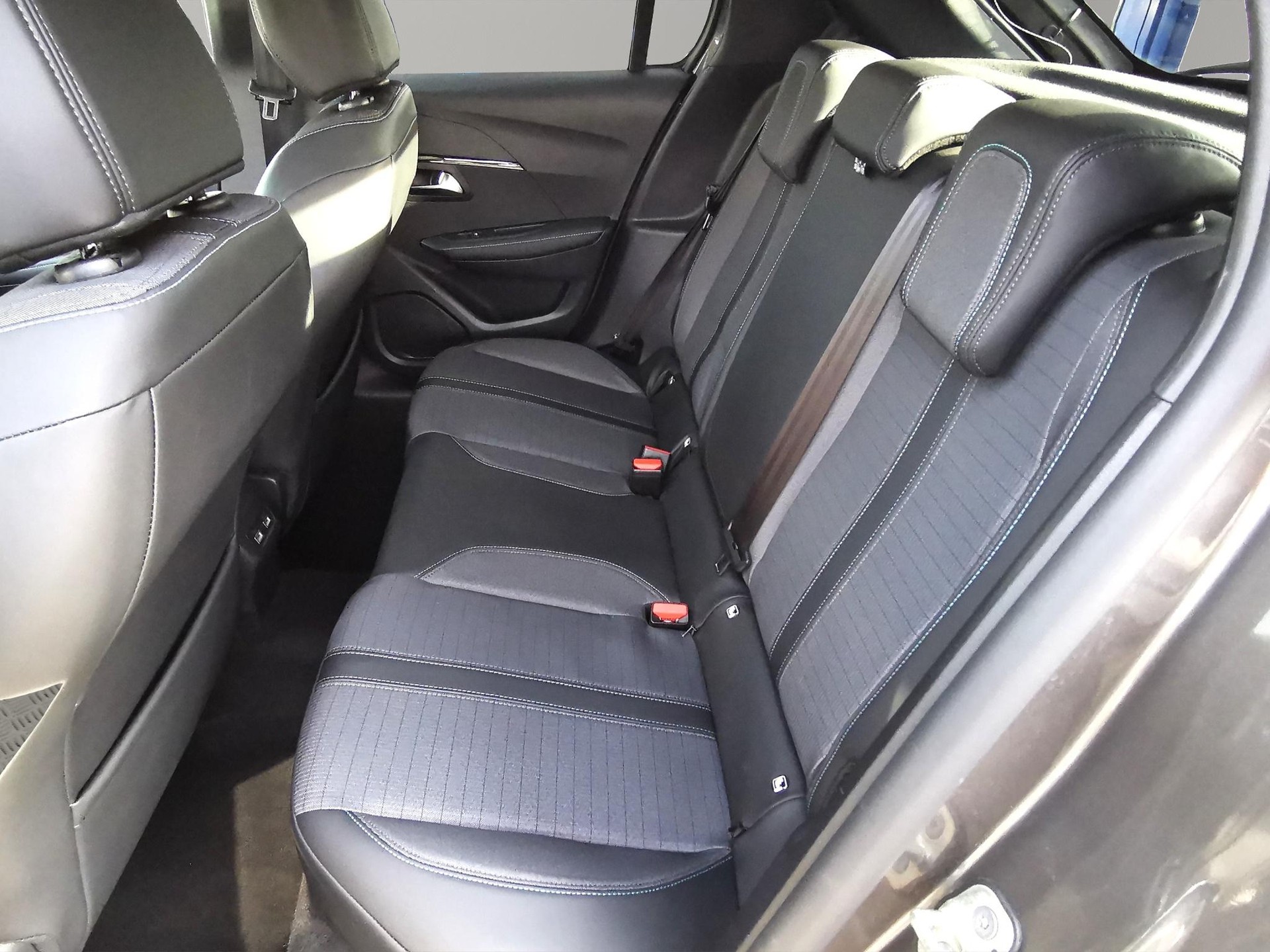 PEUGEOT 208 1.2 PureTech 100 Allure Pack-image-7
