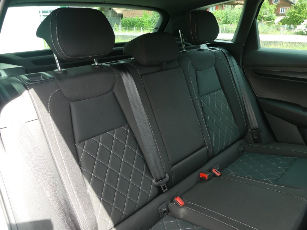 SKODA Karoq 1.5 TSI SportLine DSG-image-12