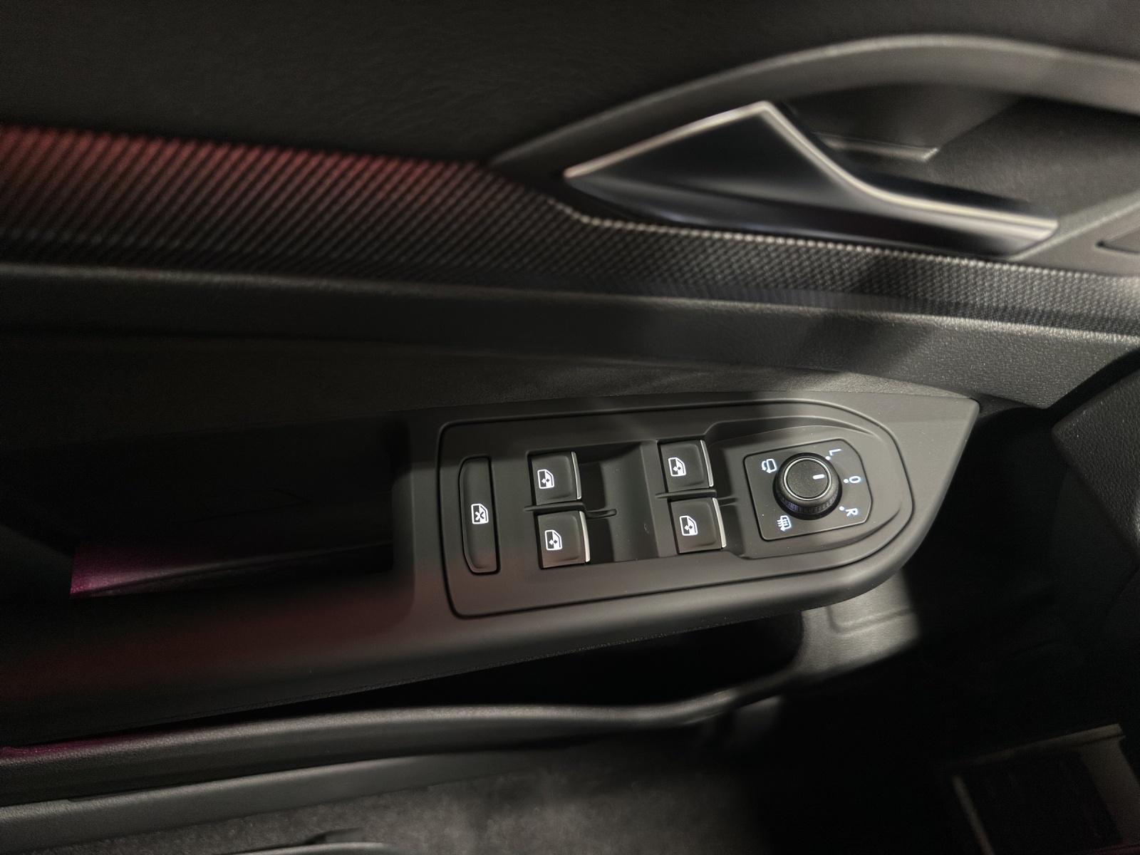 VW Golf VIII 1.5 eTSI R-Line DSG-image-14