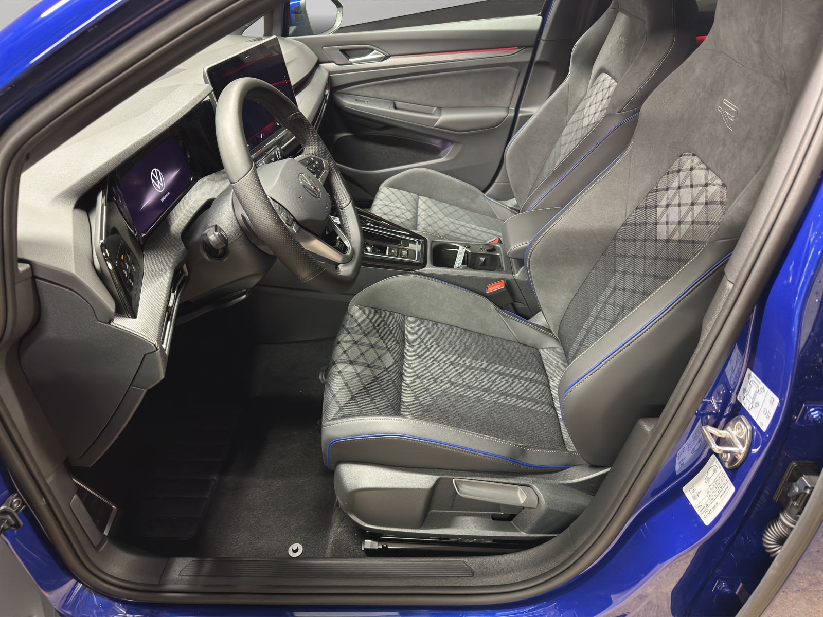 VW Golf VIII 1.5 eTSI R-Line DSG-image-6