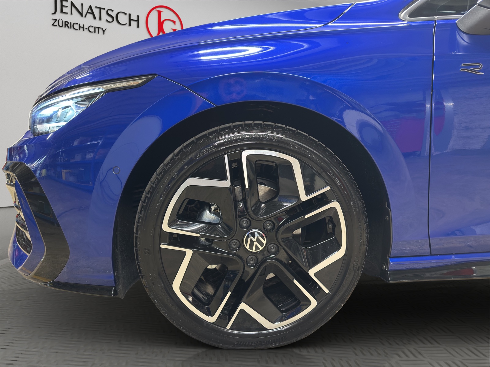 VW Golf VIII 1.5 eTSI R-Line DSG-image-16