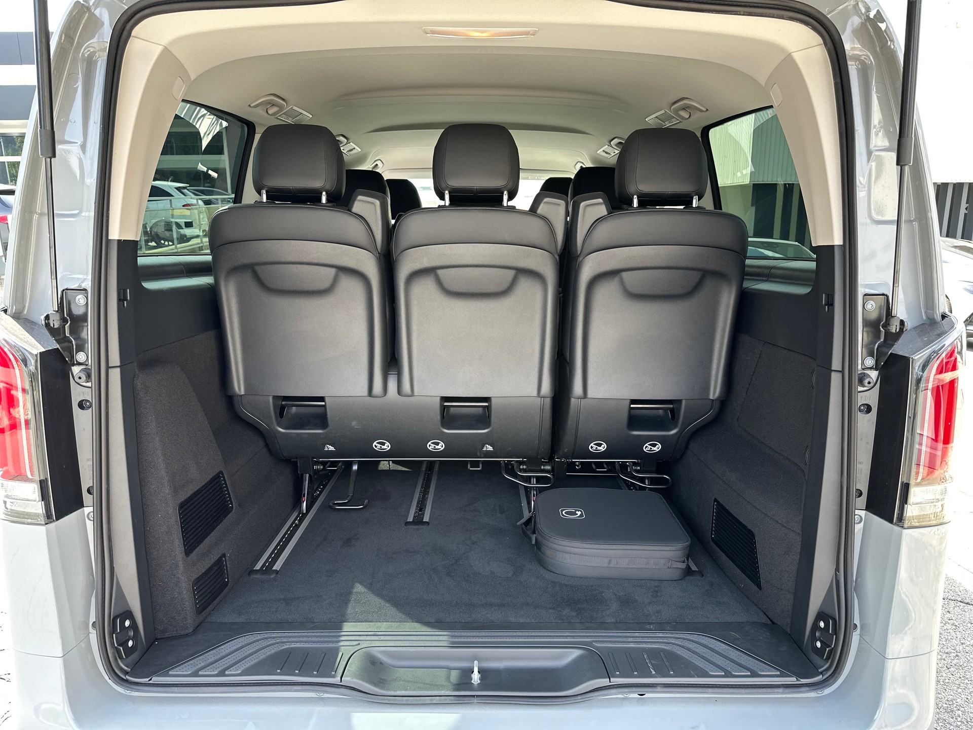 MERCEDES-BENZ eVito 129 KB TOURER PRO Lang 4x2-image-14