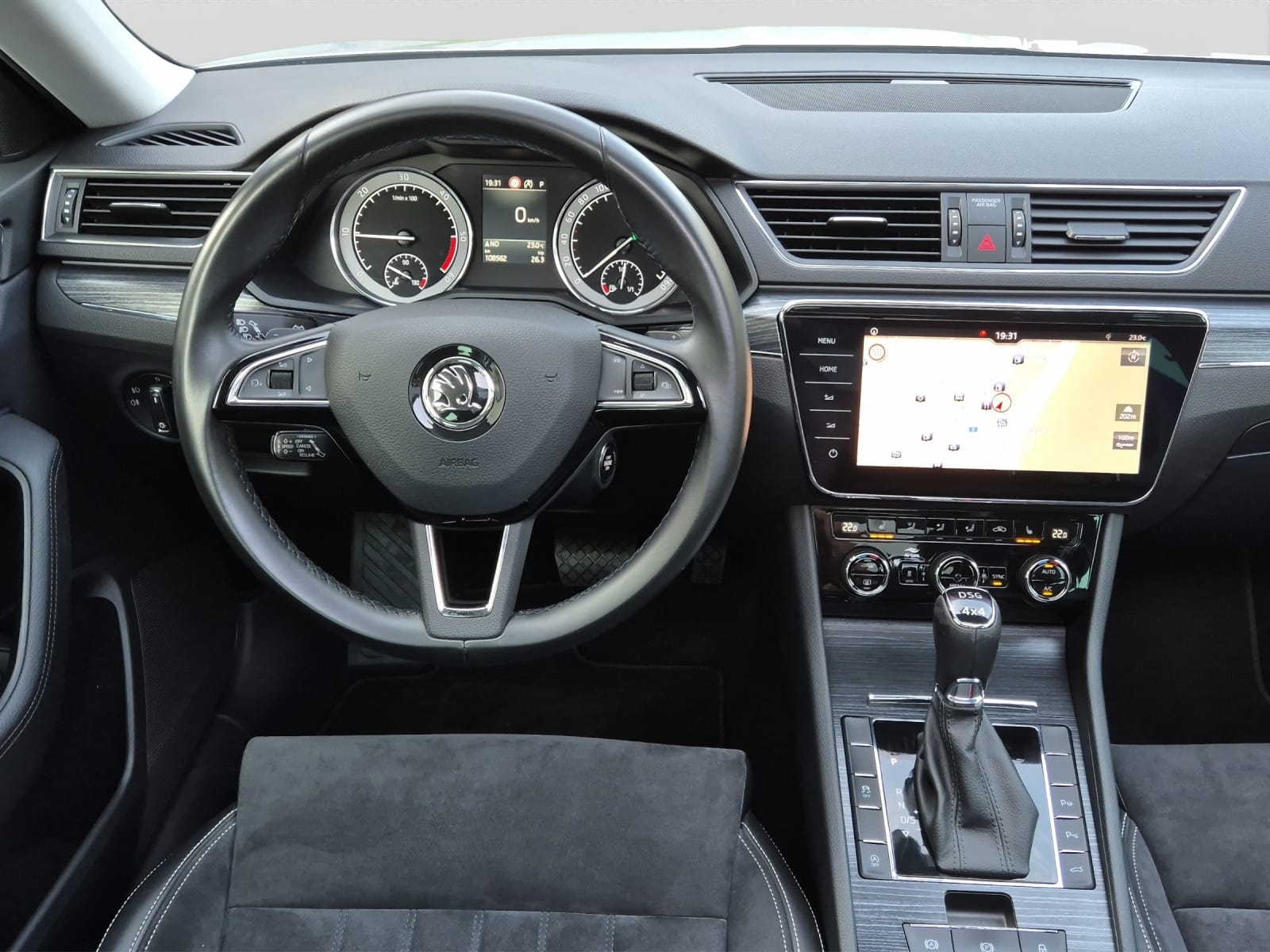 SKODA Superb Combi 2.0 TDi Style 4x4 DSG-image-10