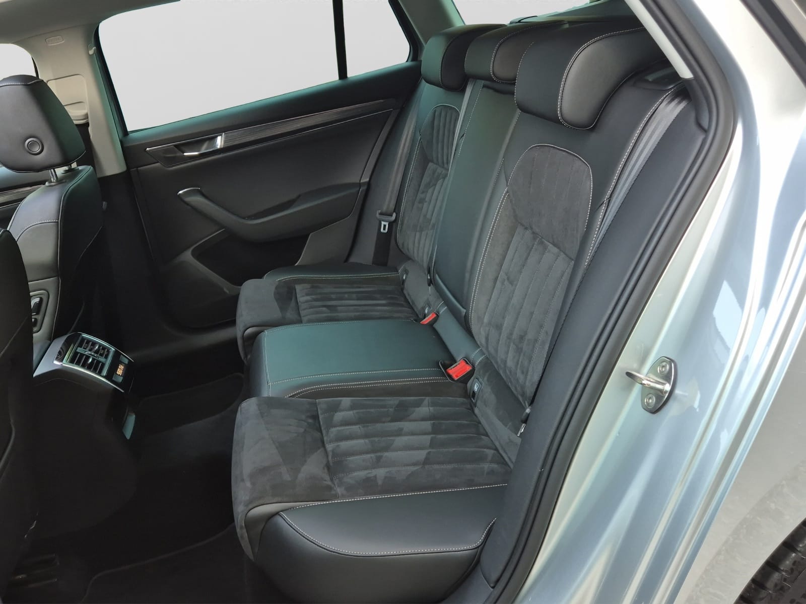 SKODA Superb Combi 2.0 TDi Style 4x4 DSG-image-14