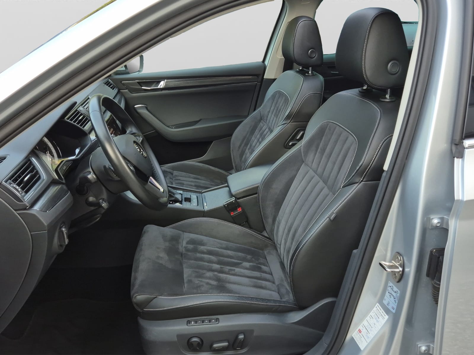 SKODA Superb Combi 2.0 TDi Style 4x4 DSG-image-13
