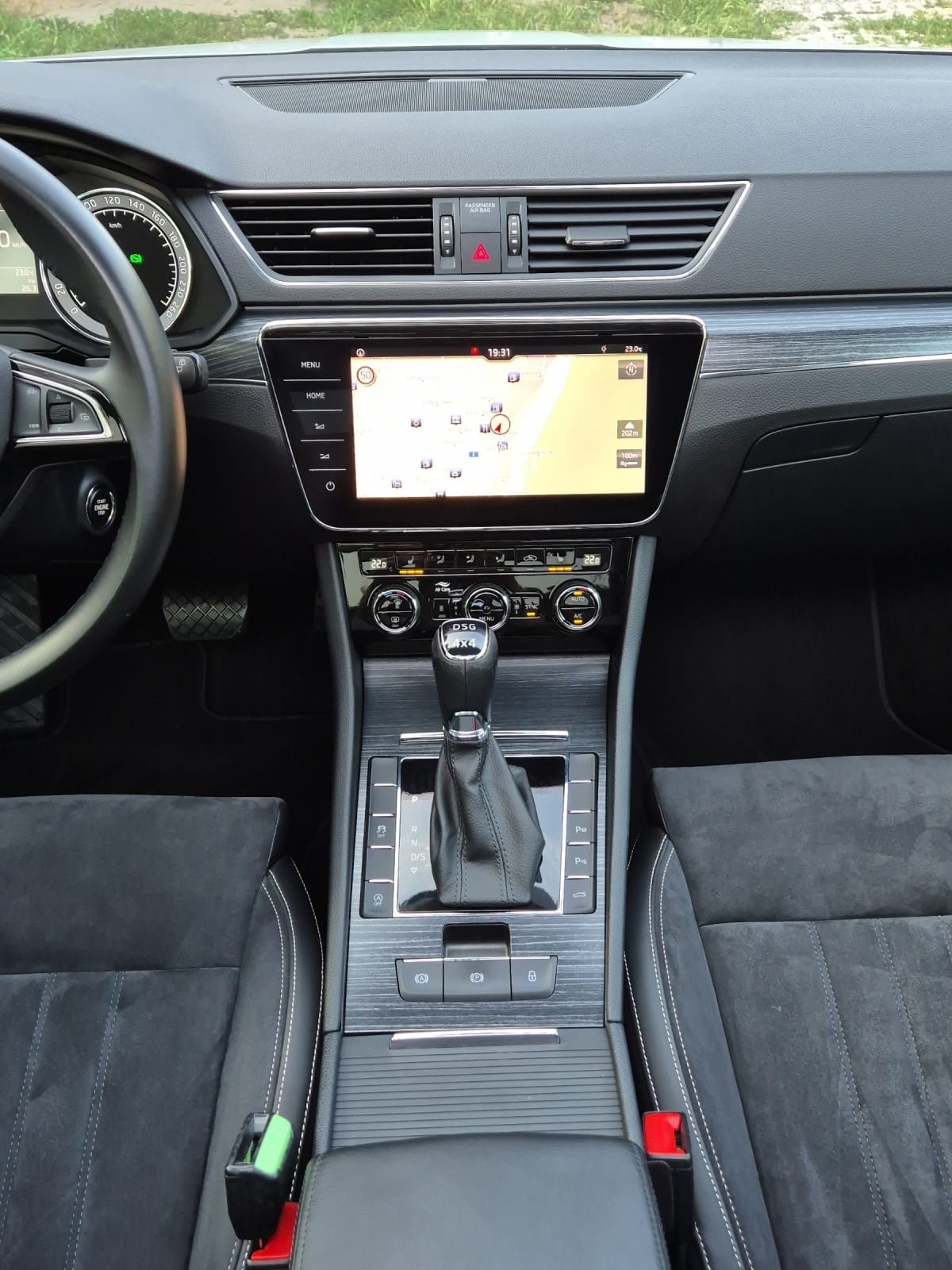 SKODA Superb Combi 2.0 TDi Style 4x4 DSG-image-11