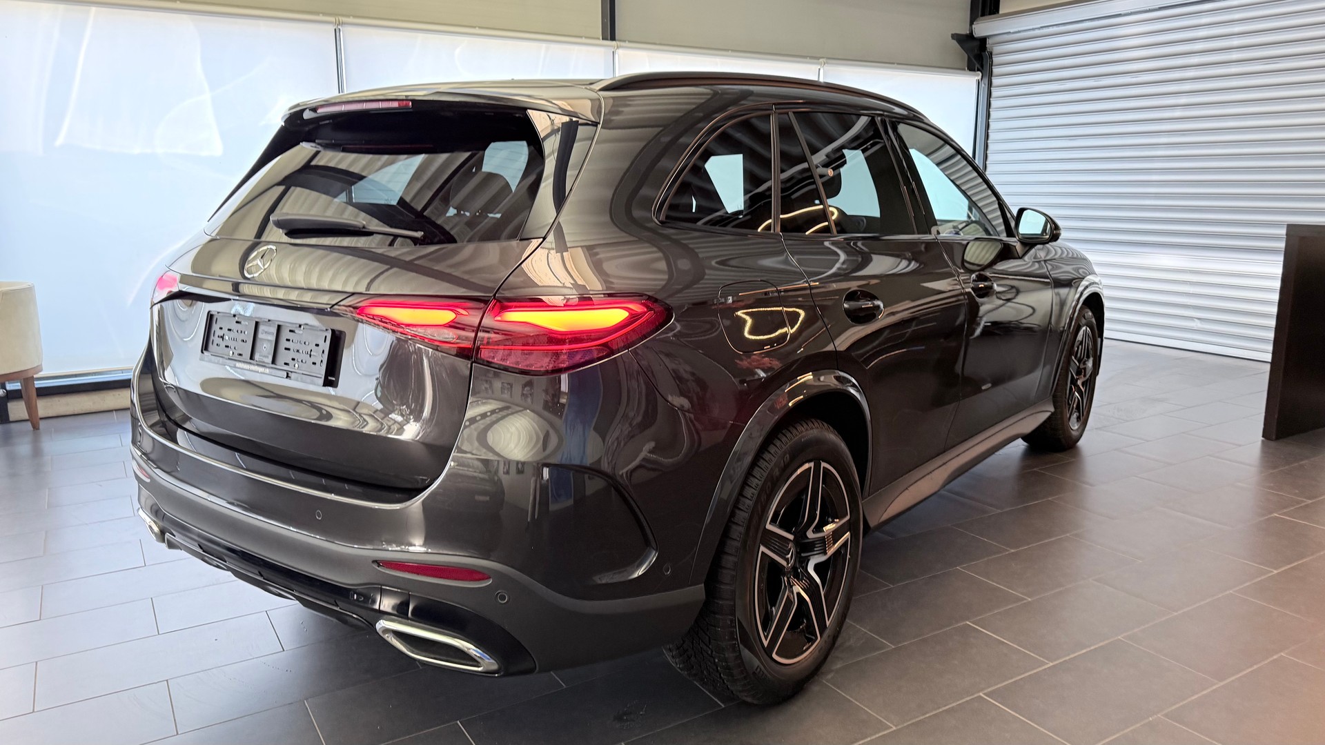 MERCEDES-BENZ GLC 200 AMG Line 4matic-image-4