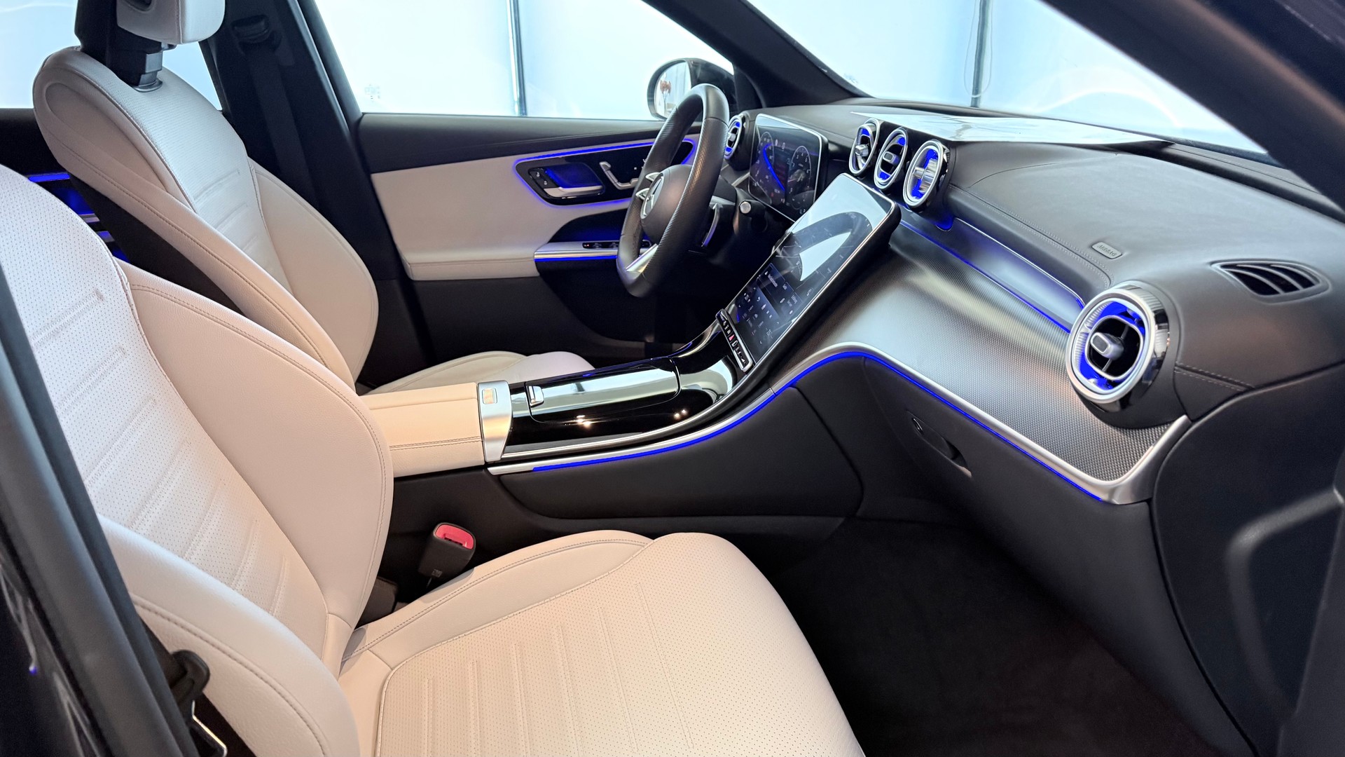 MERCEDES-BENZ GLC 200 AMG Line 4matic-showroom-element-3