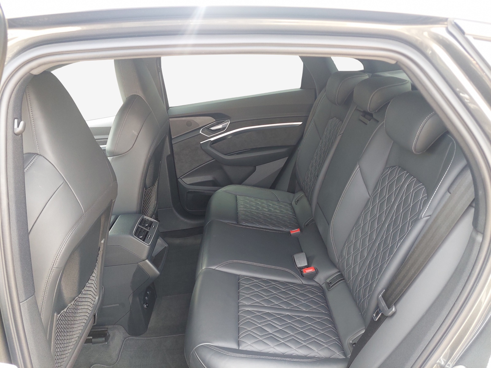 AUDI e-tron S Sportback quattro-image-12