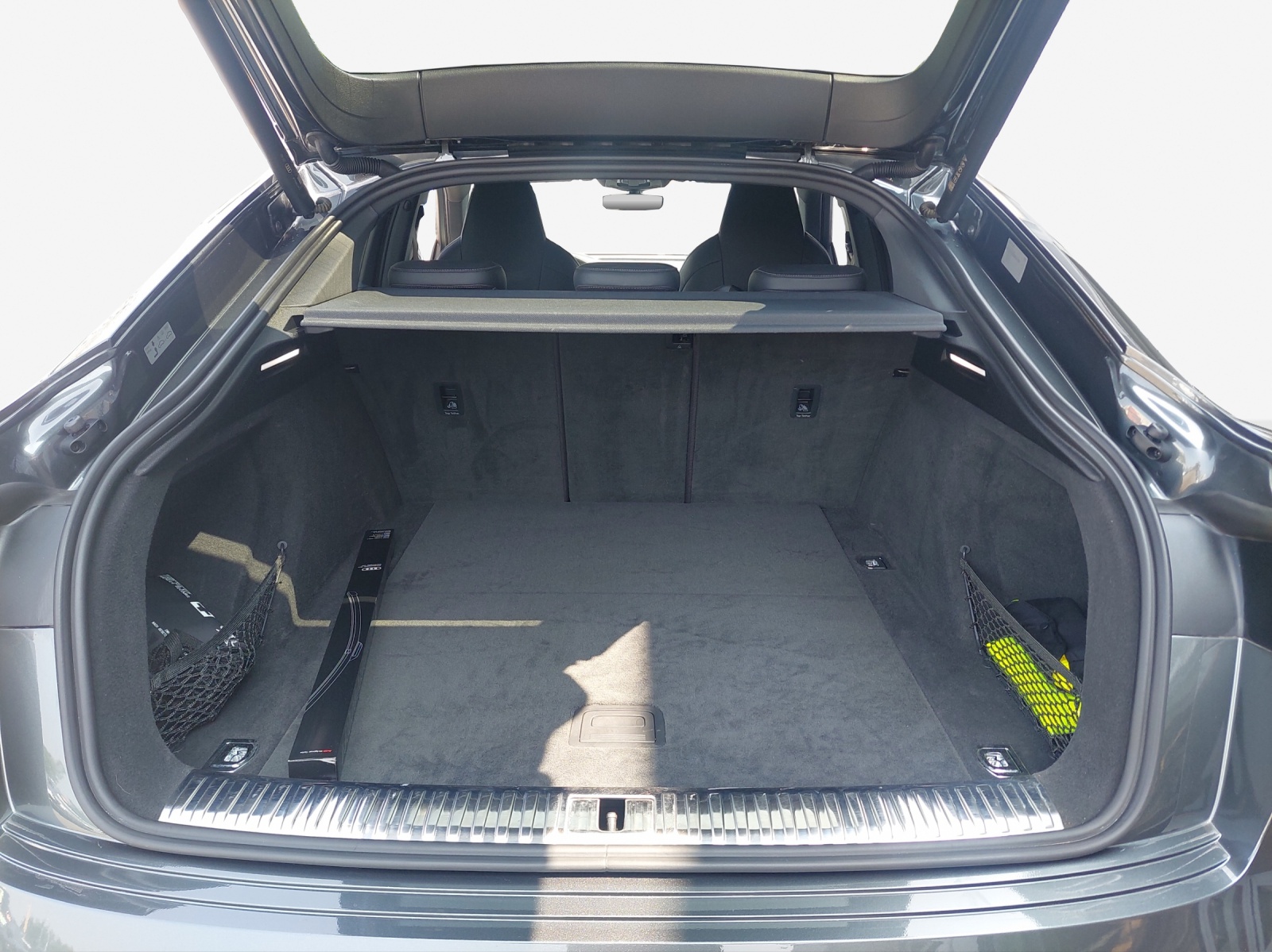 AUDI e-tron S Sportback quattro-image-13