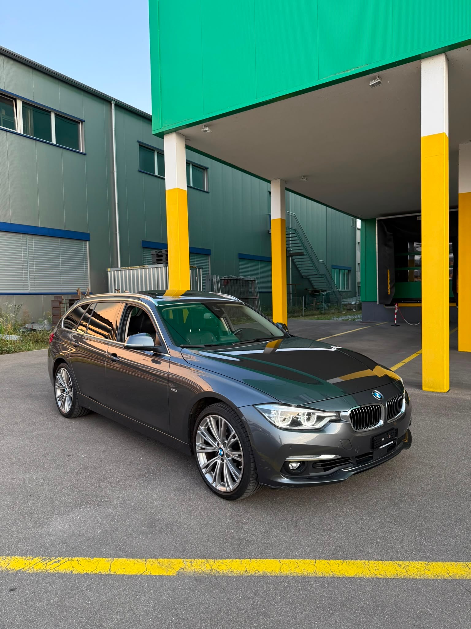 BMW 330i xDrive Touring Edition Luxury Line Steptronic-image-0