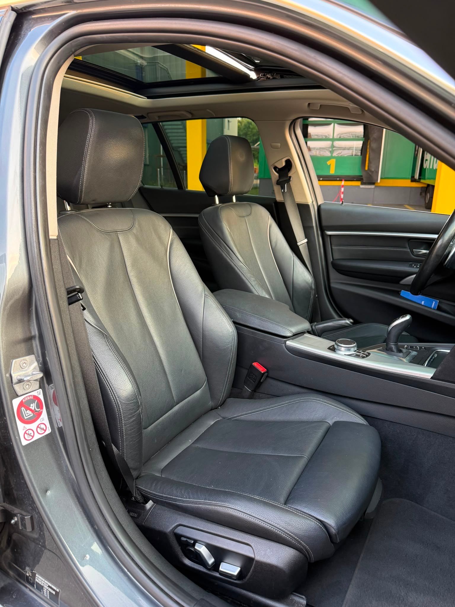 BMW 330i xDrive Touring Edition Luxury Line Steptronic-image-11