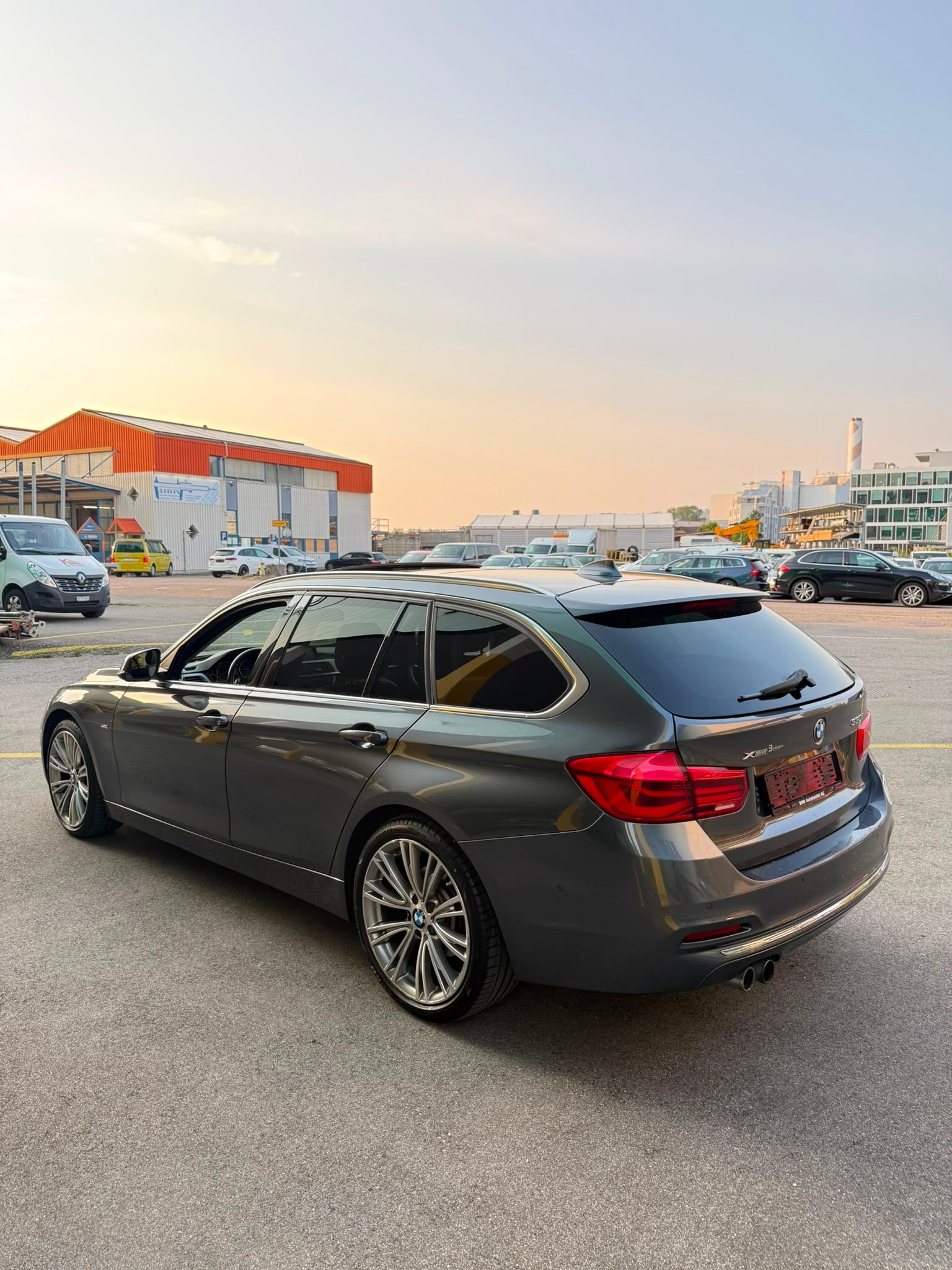 BMW 330i xDrive Touring Edition Luxury Line Steptronic-image-4