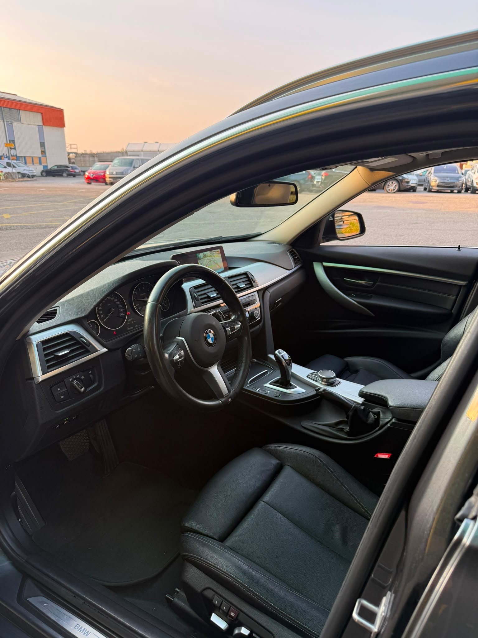 BMW 330i xDrive Touring Edition Luxury Line Steptronic-image-8
