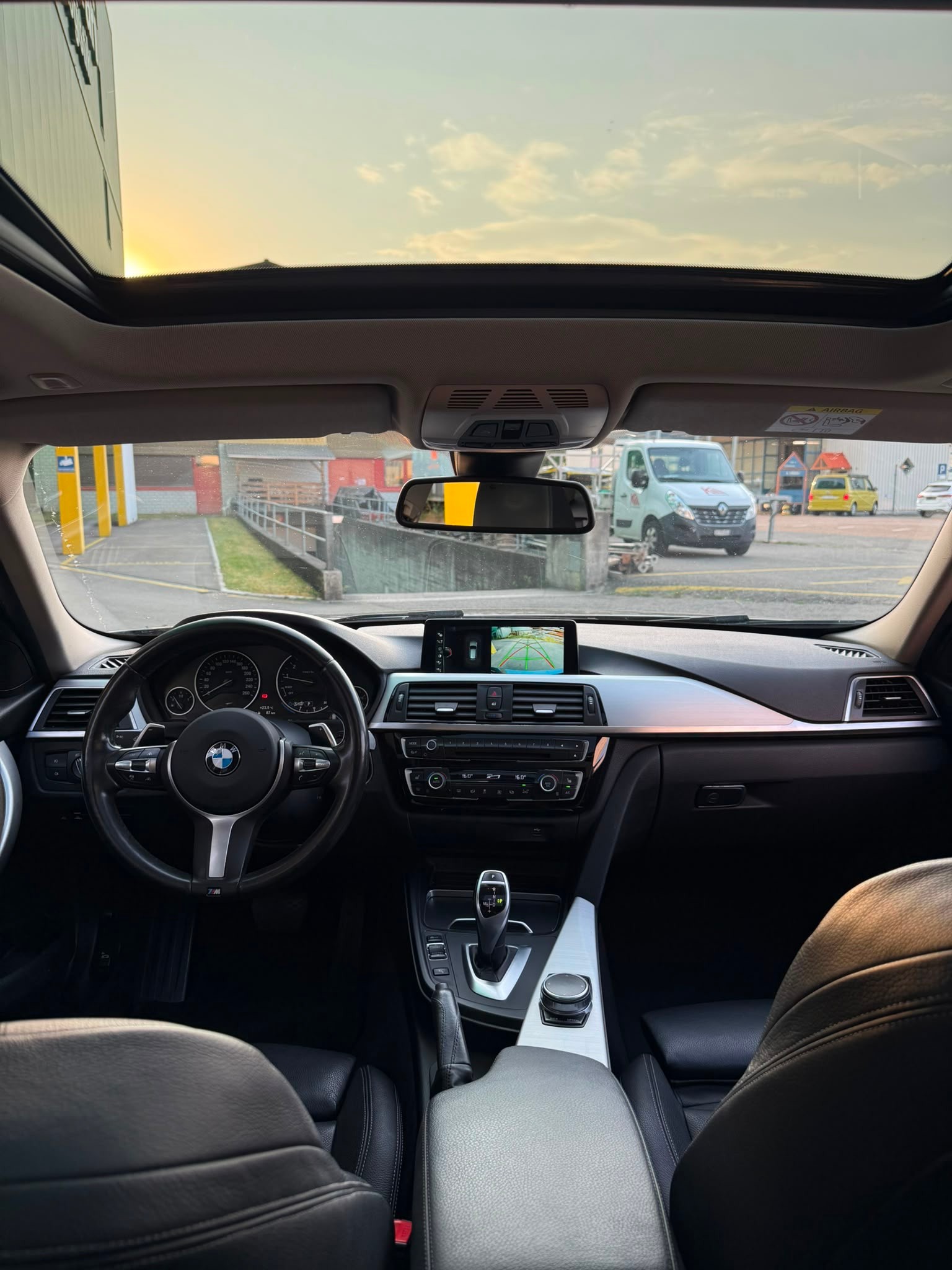 BMW 330i xDrive Touring Edition Luxury Line Steptronic-image-9