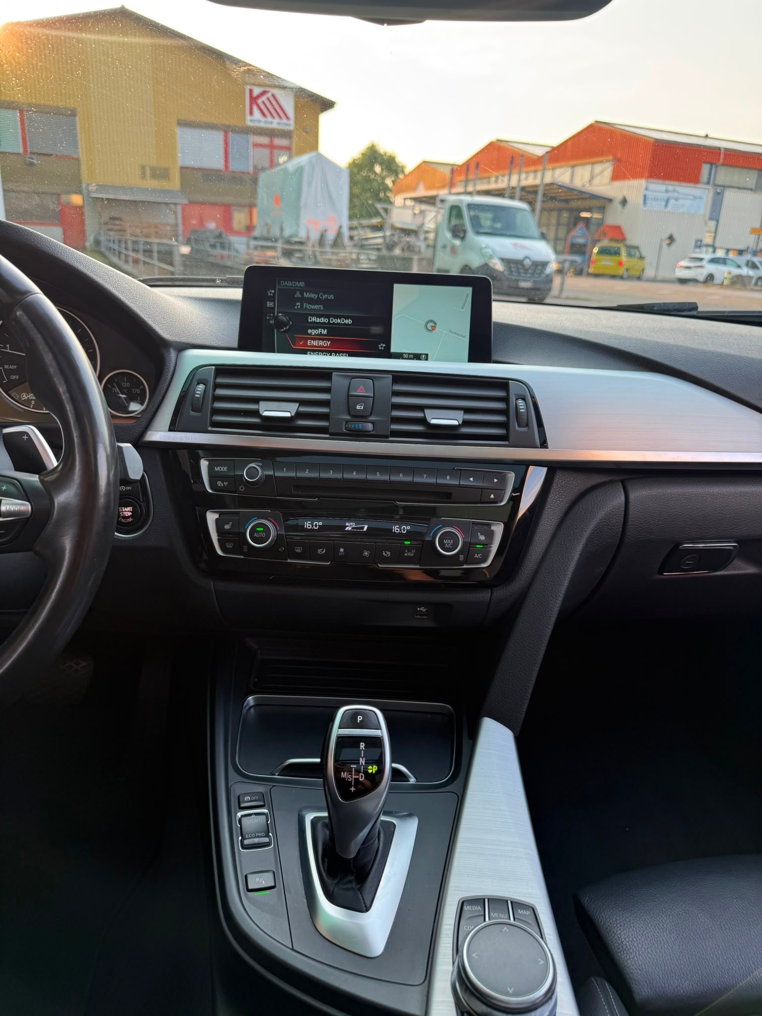 BMW 330i xDrive Touring Edition Luxury Line Steptronic-image-10