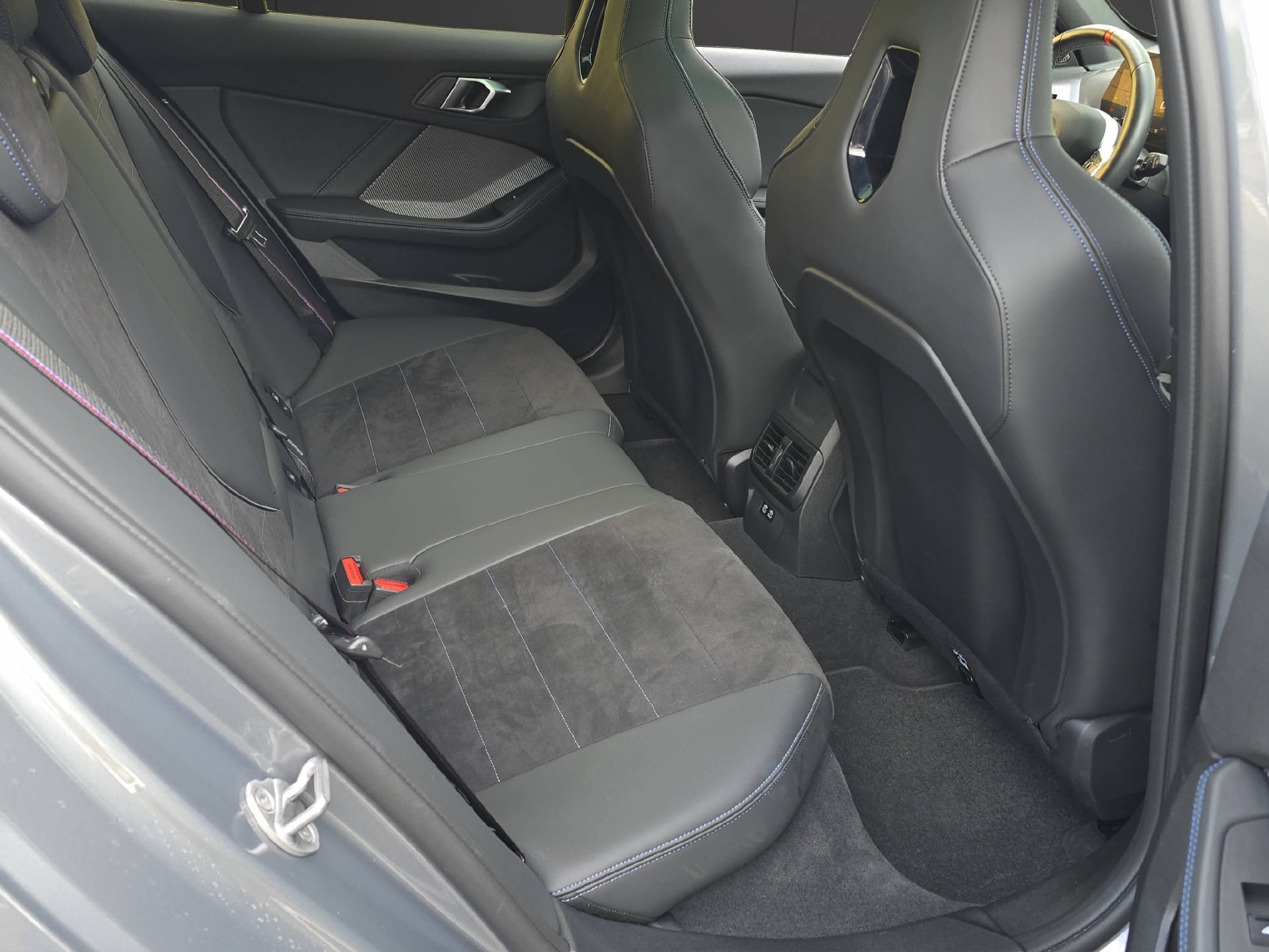 BMW M135 xDrive M Sport PRO ** 5 Jahre GARANTIE // 80'350 CHF Neupreis **-image-11