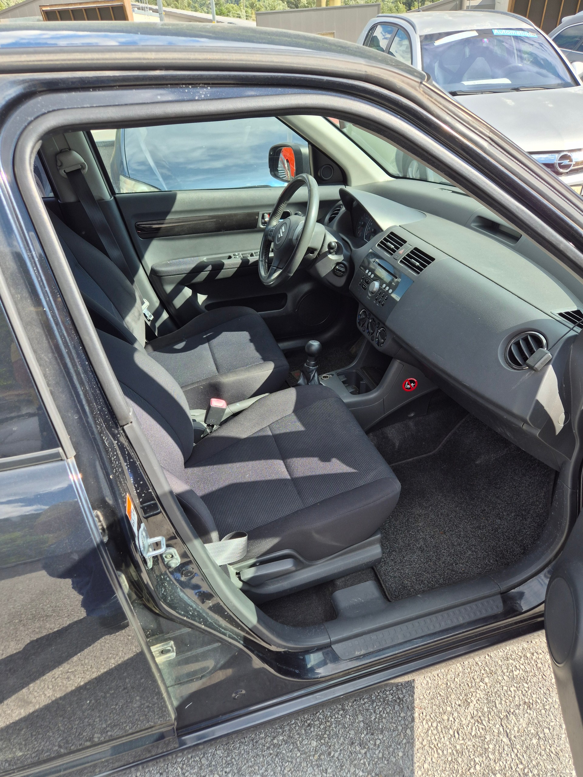 SUZUKI Swift 1.3i 16V GL Top-image-8