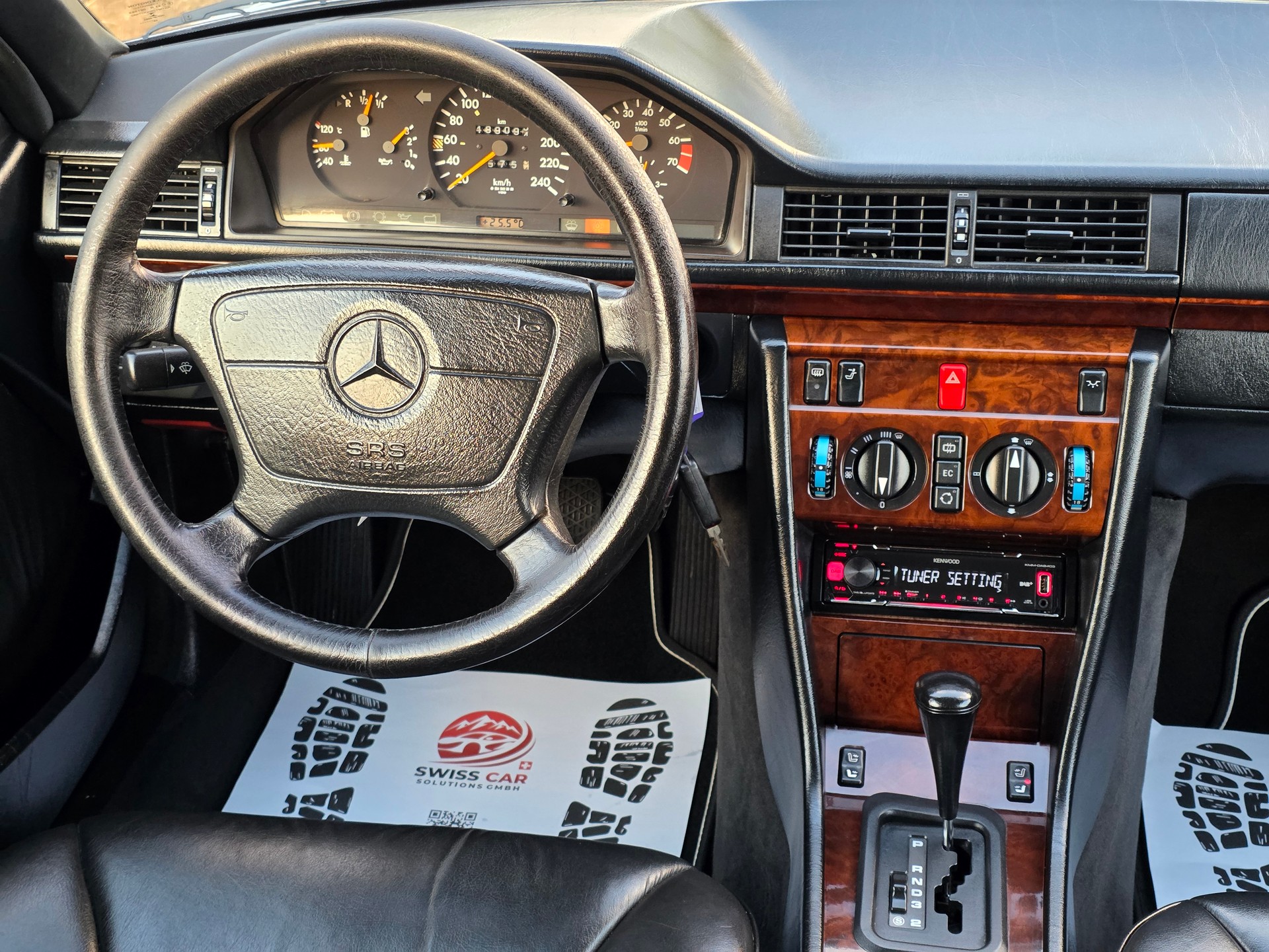 MERCEDES-BENZ E 220-image-8