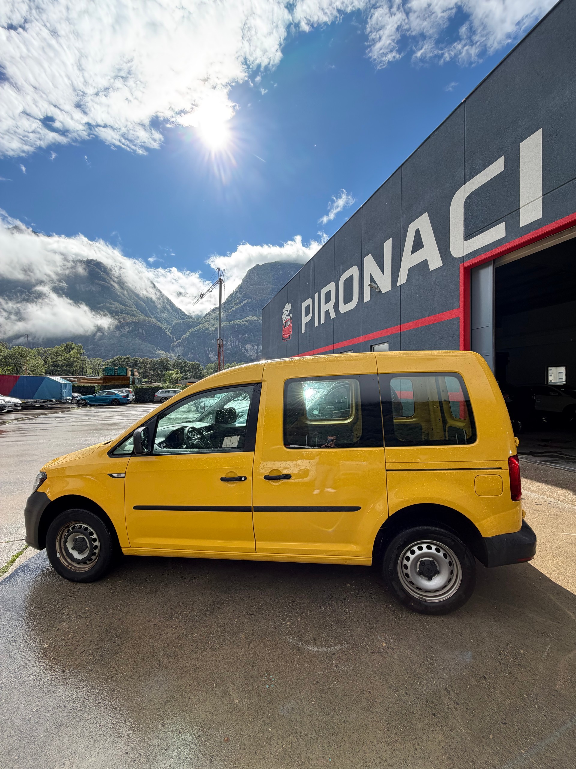 VW Caddy 2.0TDI BlueMotion Technology-image-2