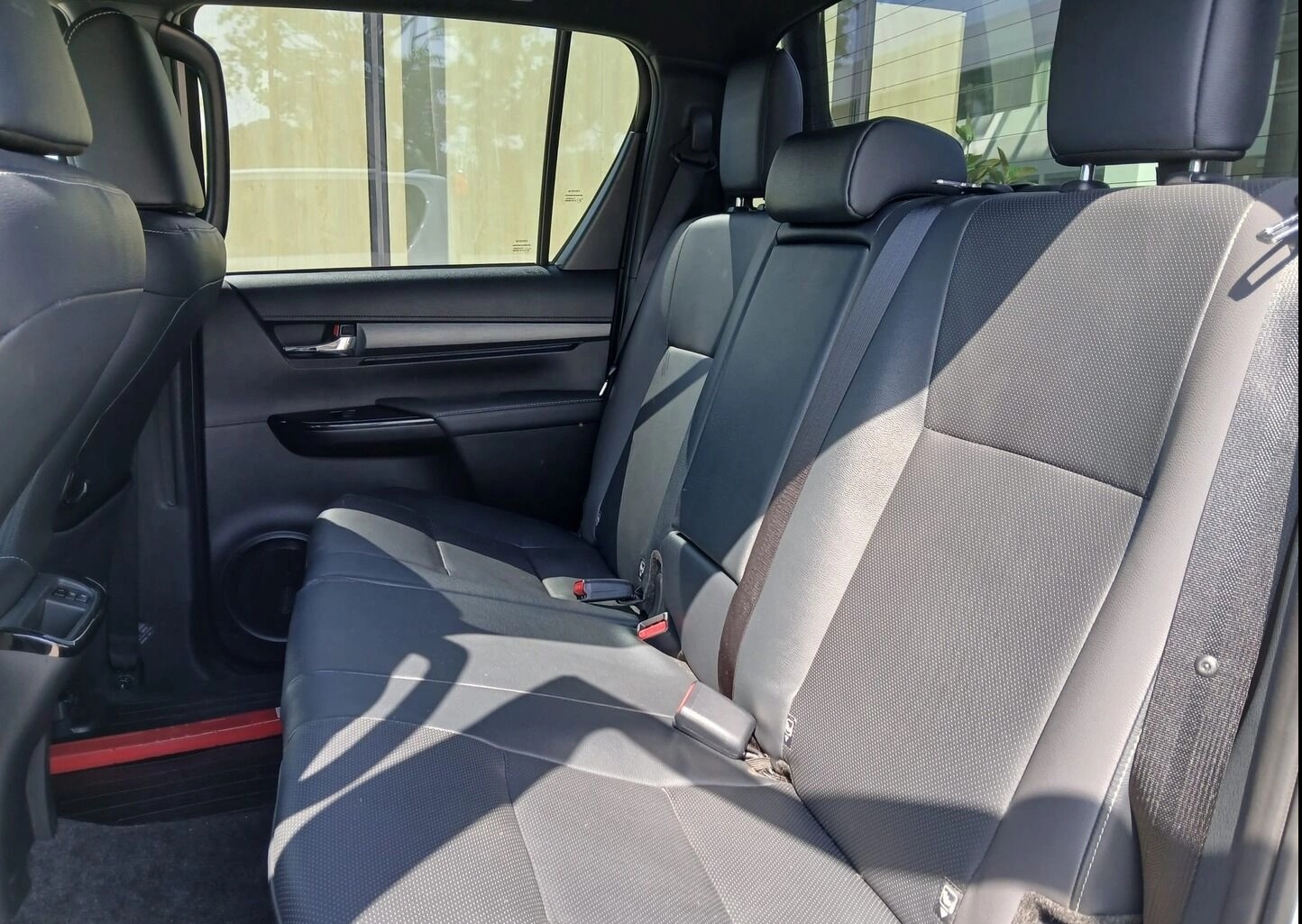 TOYOTA Hilux Double Cab.-Pick-up 2.8 D-4D MHEV 204 Invincible-image-5