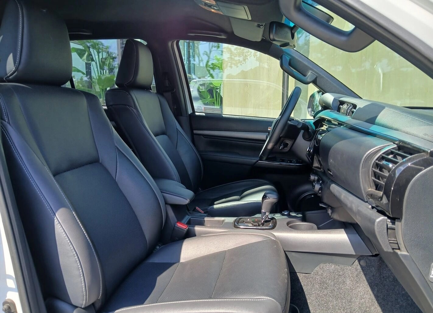 TOYOTA Hilux Double Cab.-Pick-up 2.8 D-4D MHEV 204 Invincible-image-4