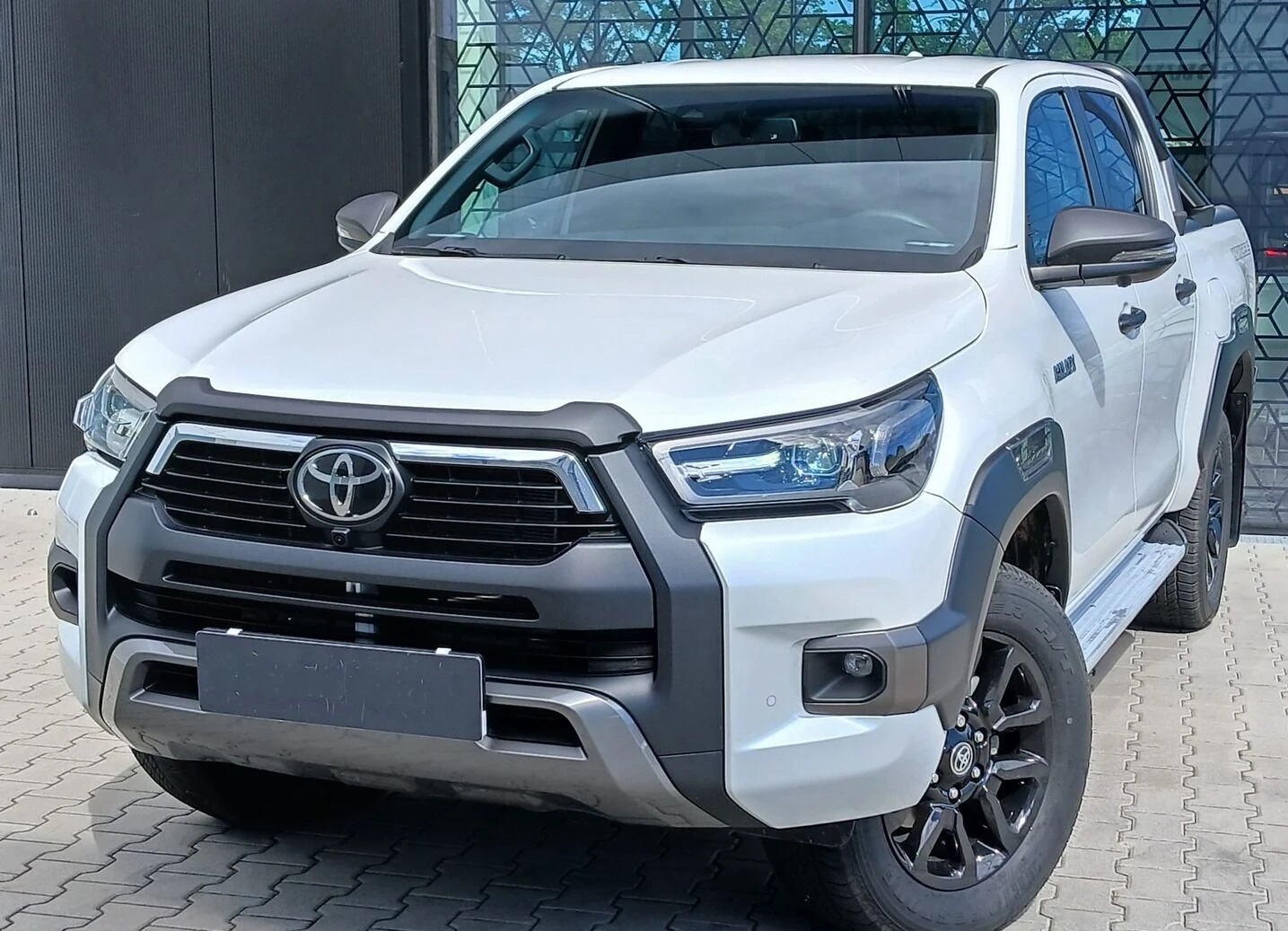 TOYOTA Hilux Double Cab.-Pick-up 2.8 D-4D MHEV 204 Invincible-image-1