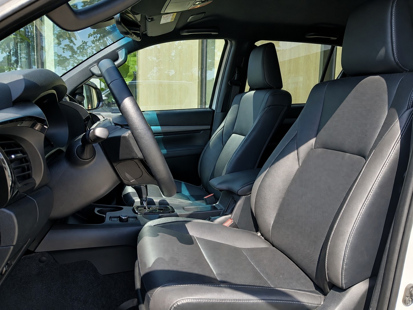 TOYOTA Hilux Double Cab.-Pick-up 2.8 D-4D MHEV 204 Invincible-image-6