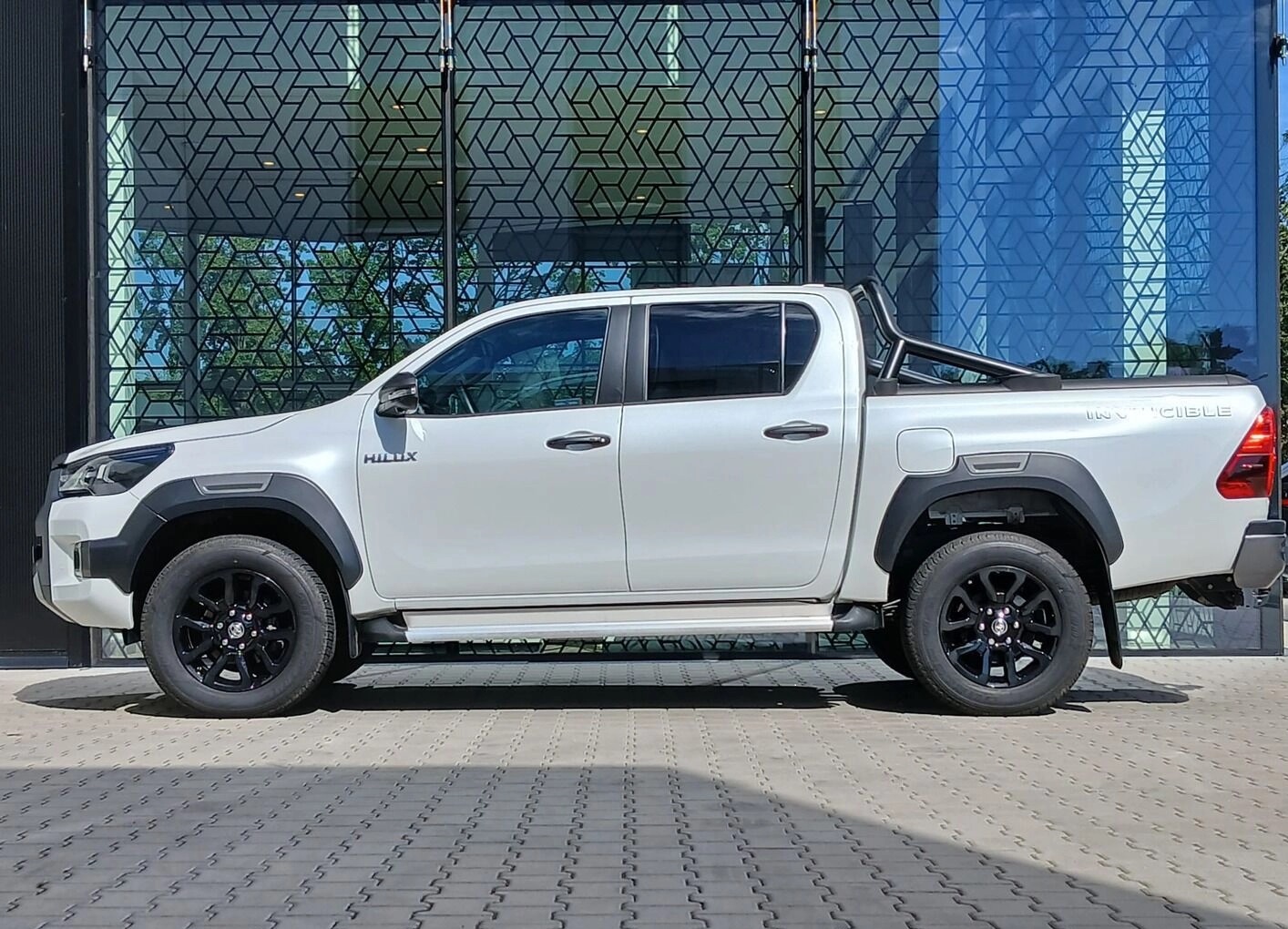TOYOTA Hilux Double Cab.-Pick-up 2.8 D-4D MHEV 204 Invincible-image-2