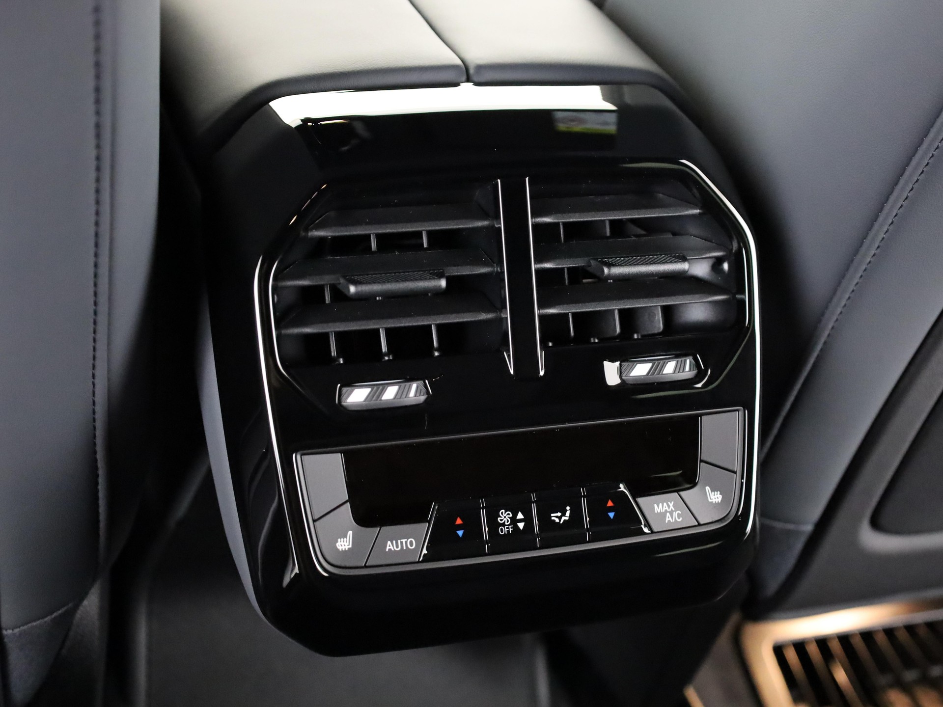 BMW iX xDrive60-image-18