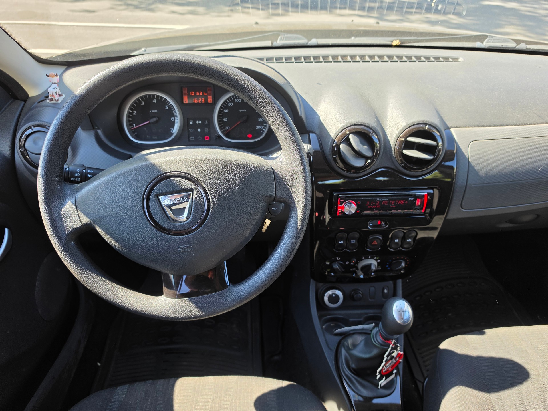 DACIA Duster 1.5 dCi Lauréate 4x4-image-13