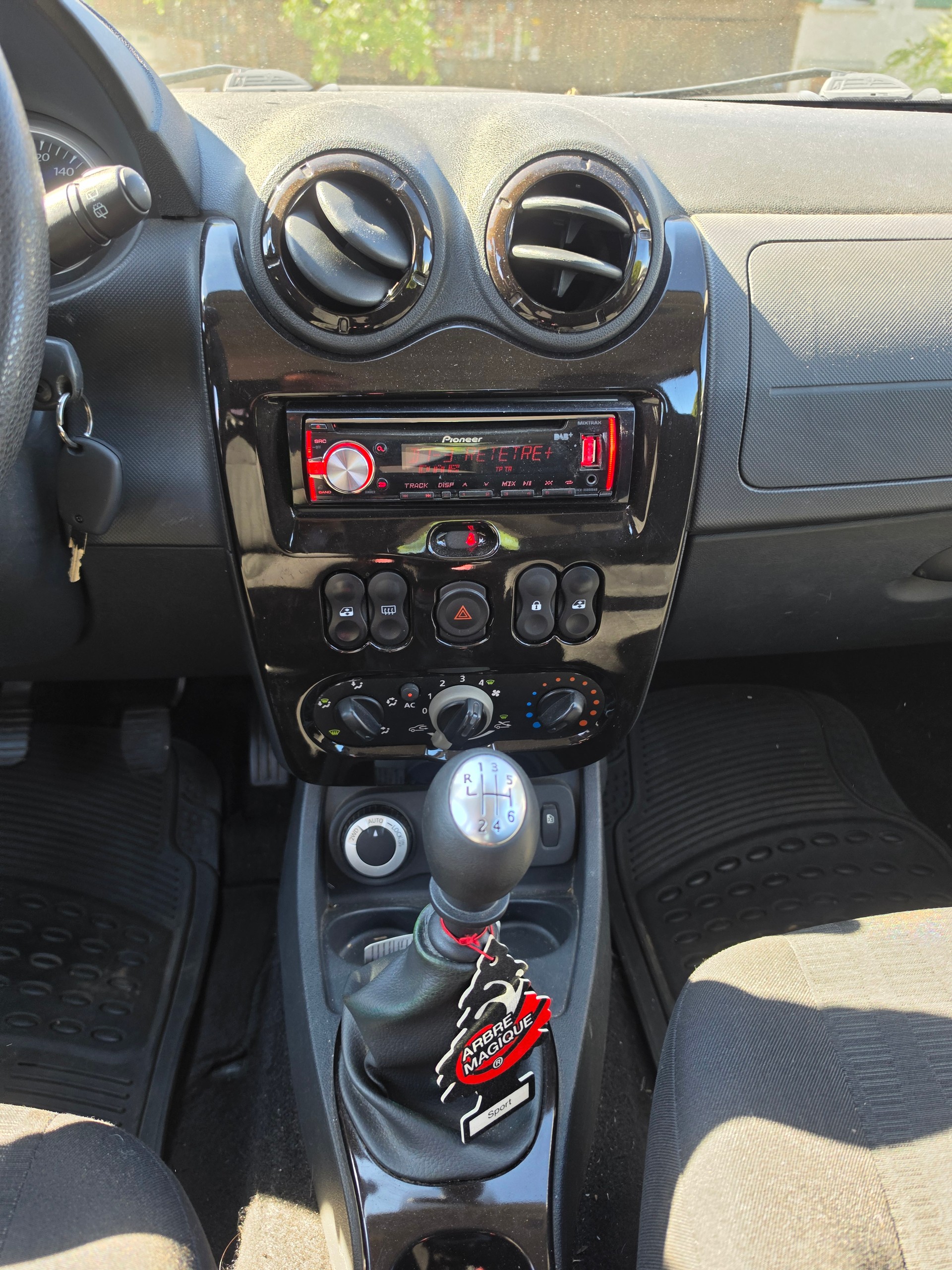 DACIA Duster 1.5 dCi Lauréate 4x4-image-14
