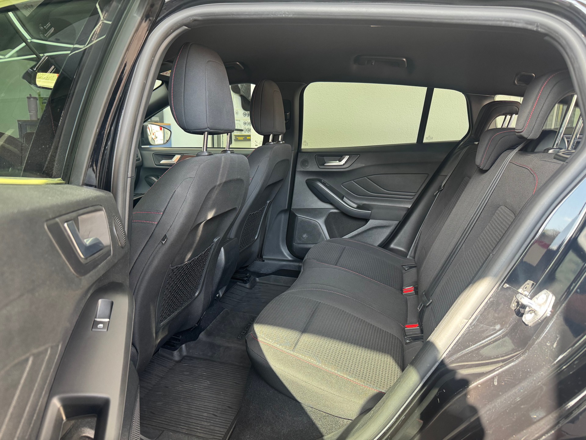 FORD Focus 1.0 SCTi ST Line Automatic-image-16