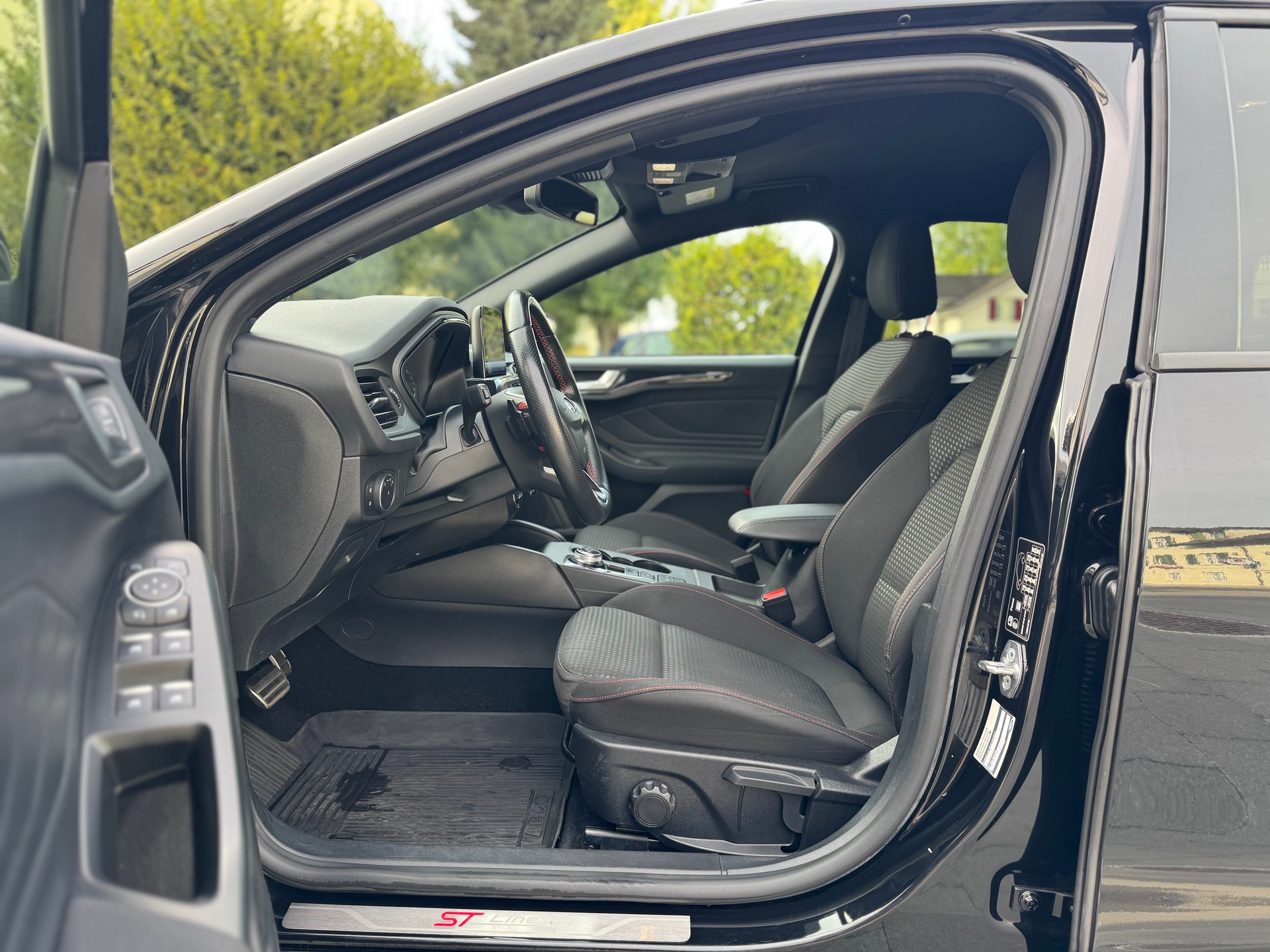 FORD Focus 1.0 SCTi ST Line Automatic-image-12
