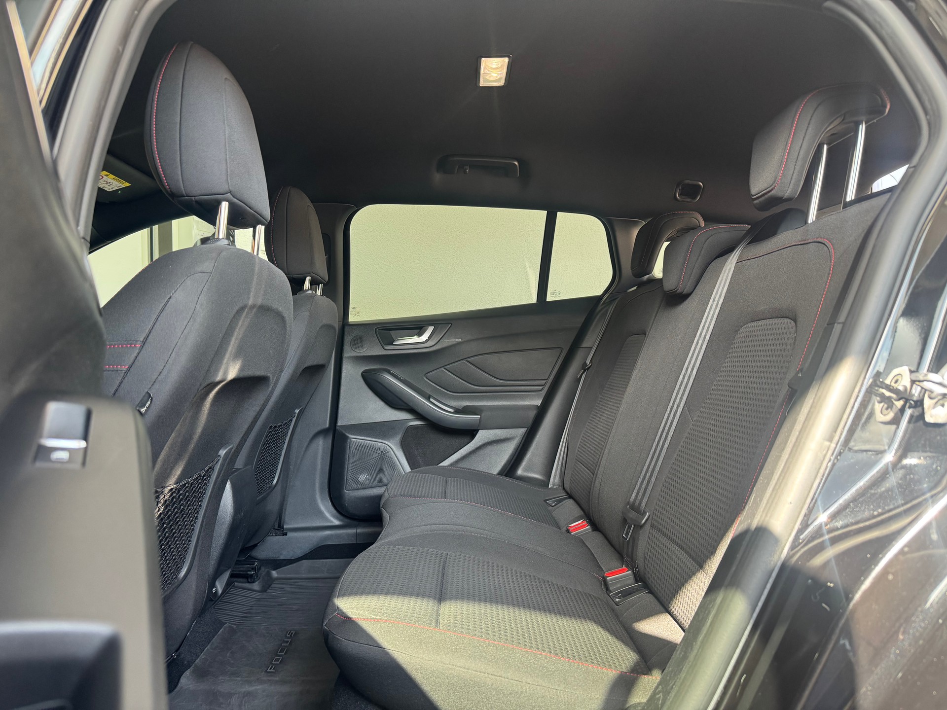 FORD Focus 1.0 SCTi ST Line Automatic-image-17