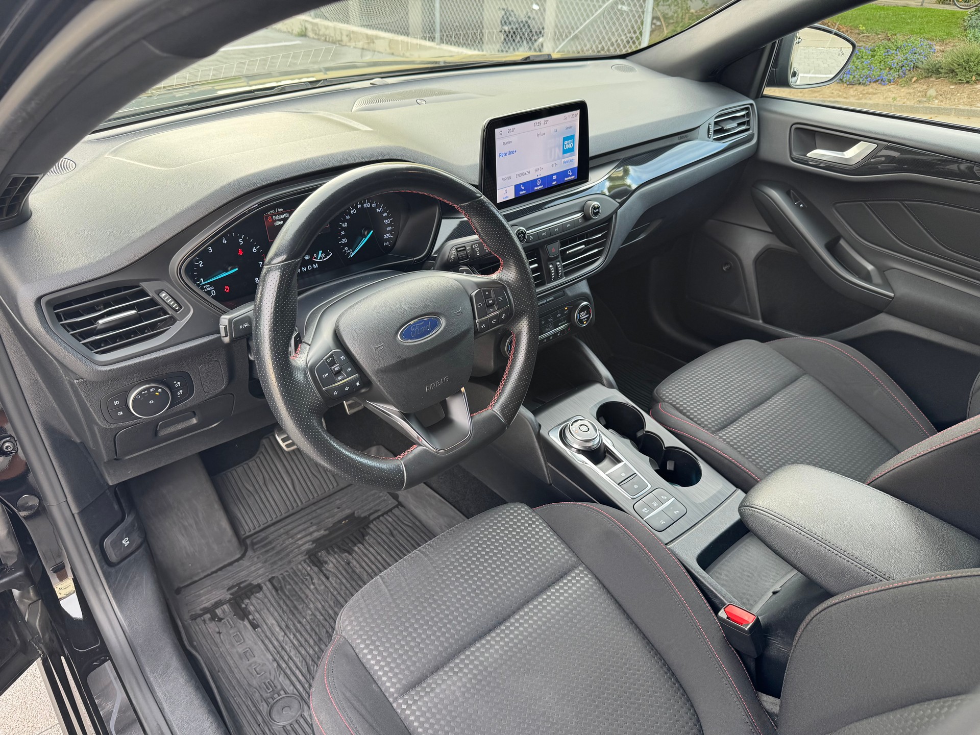 FORD Focus 1.0 SCTi ST Line Automatic-image-8