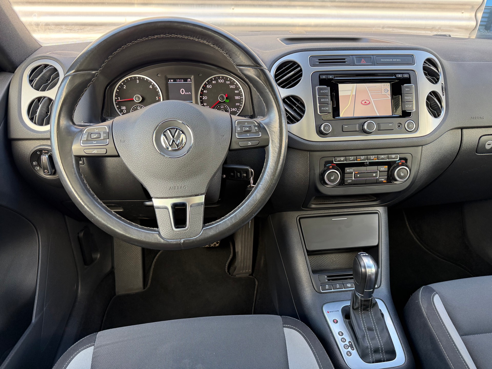 VW Tiguan 2.0 TDI BlueMotion Sport&Style 4Motion DSG-image-6