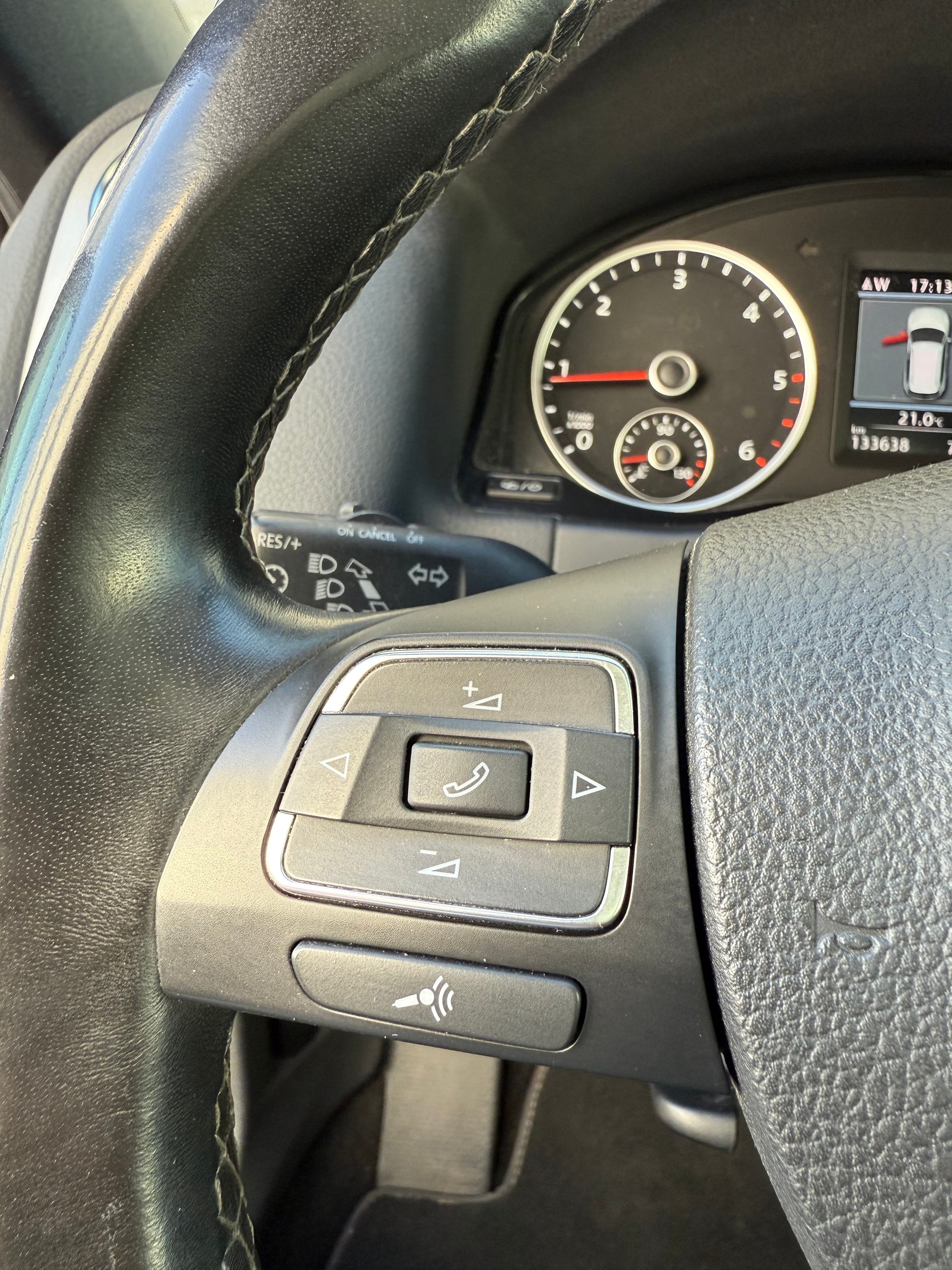 VW Tiguan 2.0 TDI BlueMotion Sport&Style 4Motion DSG-image-9