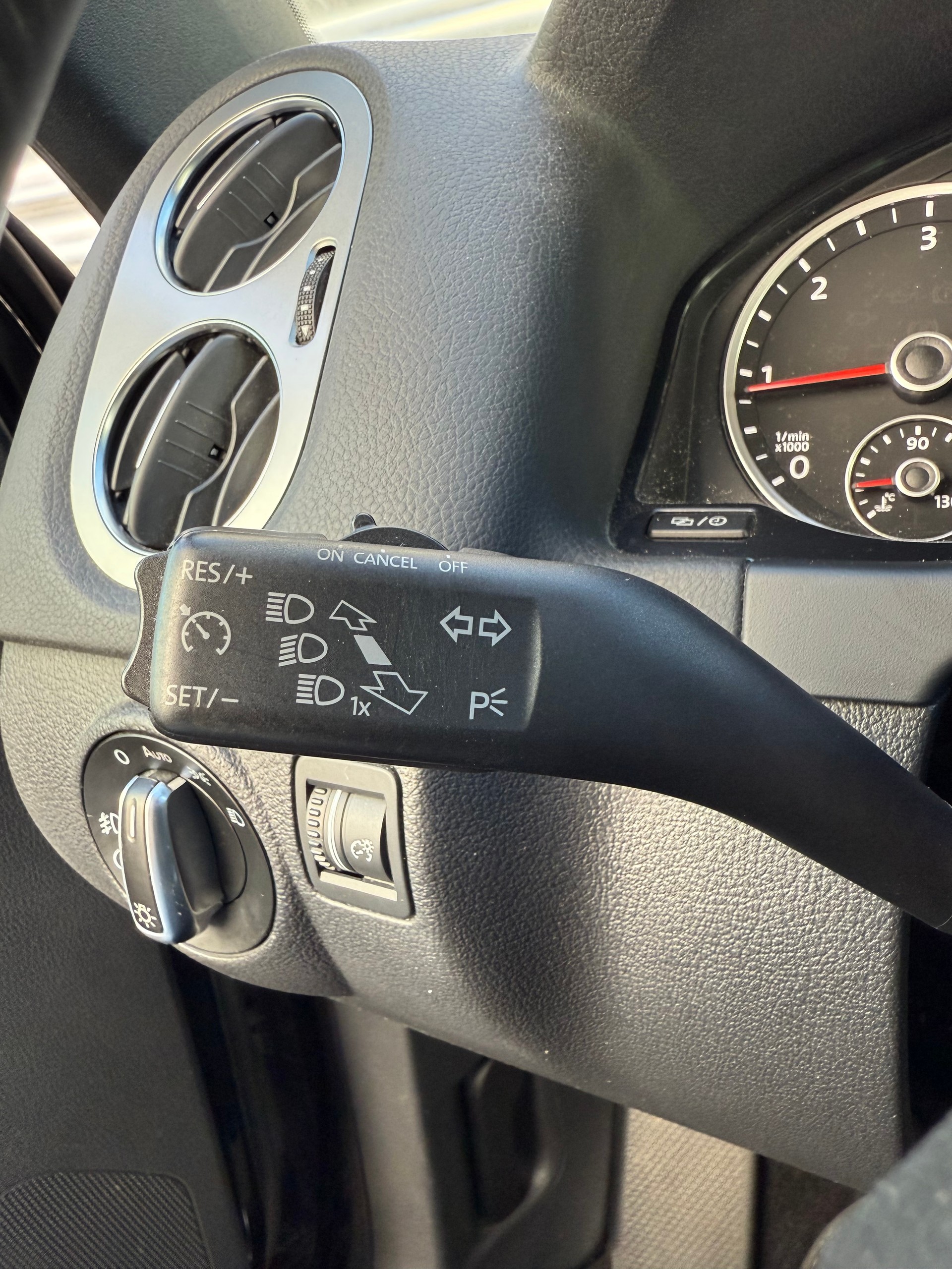 VW Tiguan 2.0 TDI BlueMotion Sport&Style 4Motion DSG-image-11