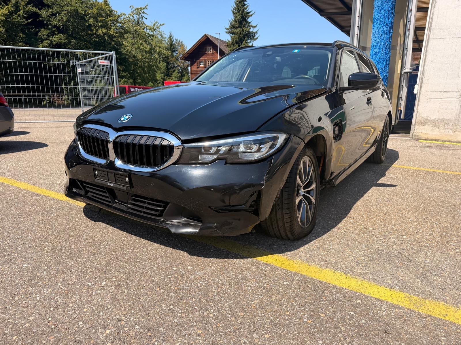BMW 330e x DriveTouring Steptronic-image-0