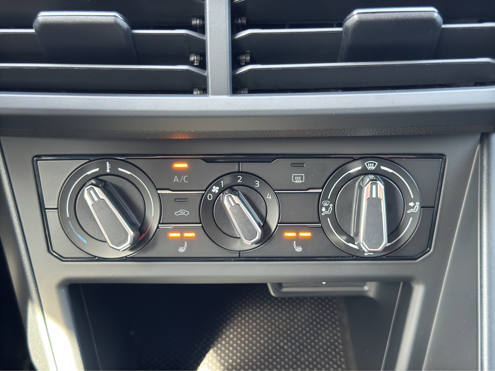 VW Polo 1.0 TSI Basis-image-16