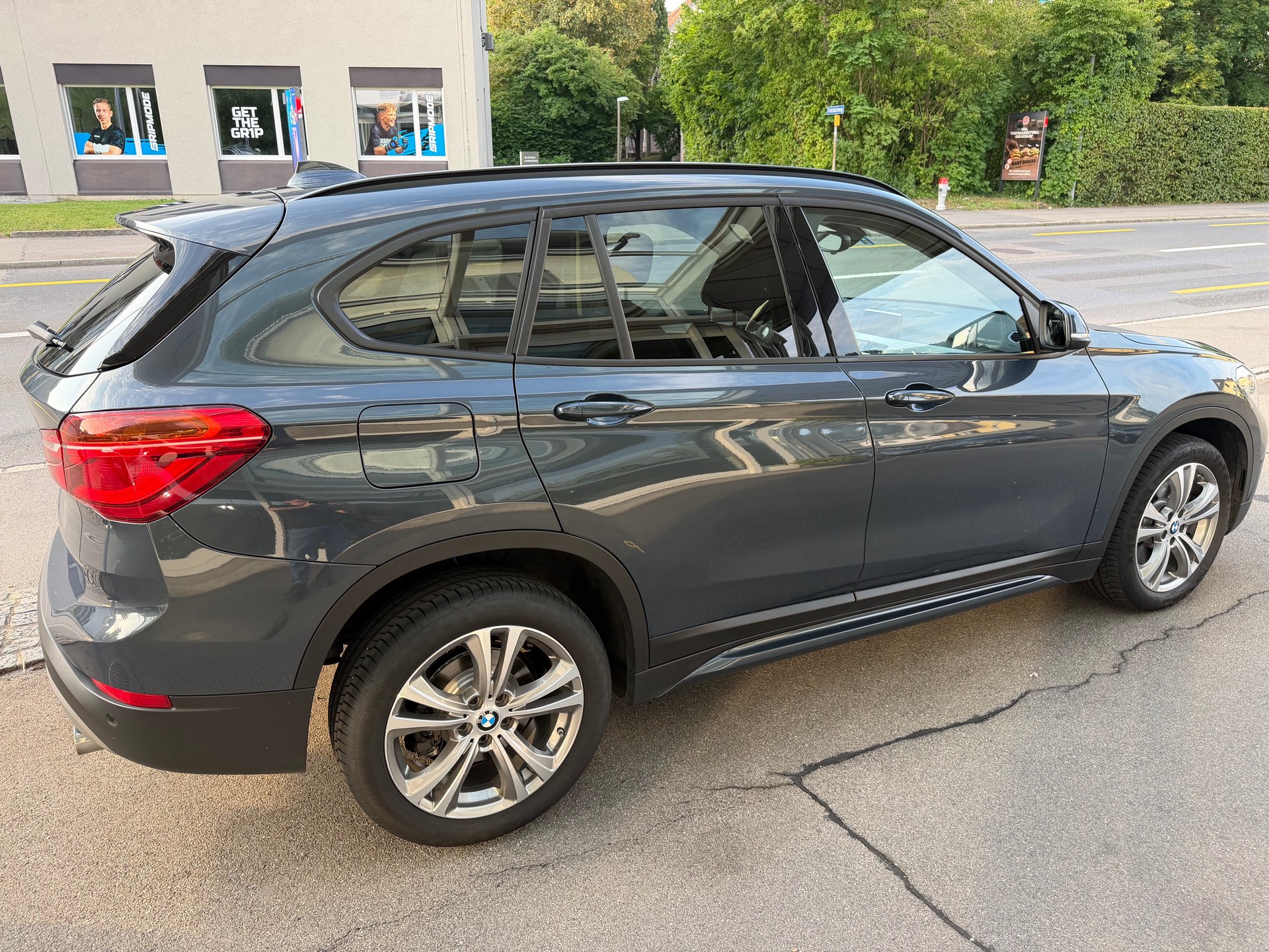 BMW 25i xDrive-image-3