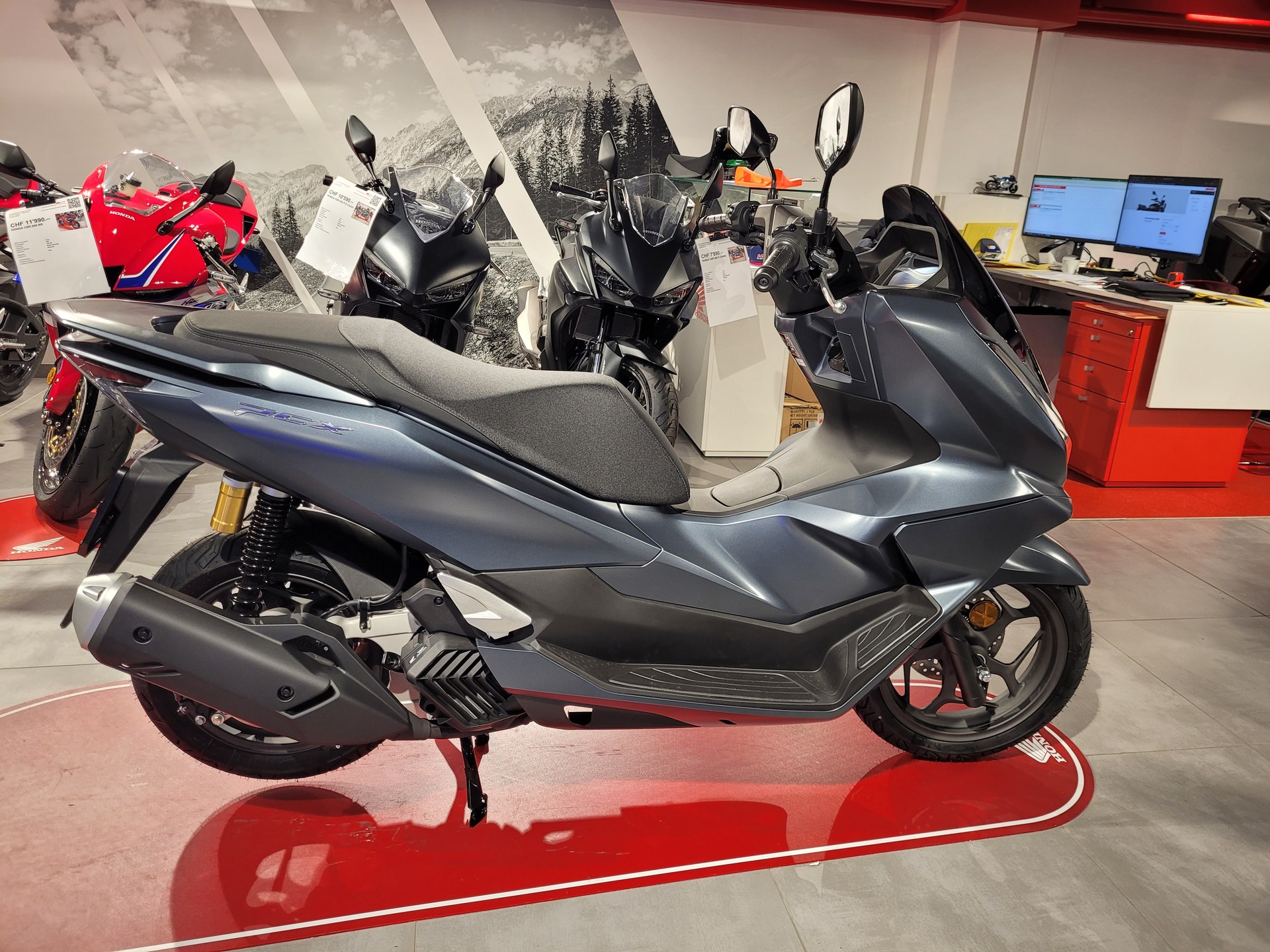 HONDA PCX 125 DX TFT. connectivity-showroom-element-1