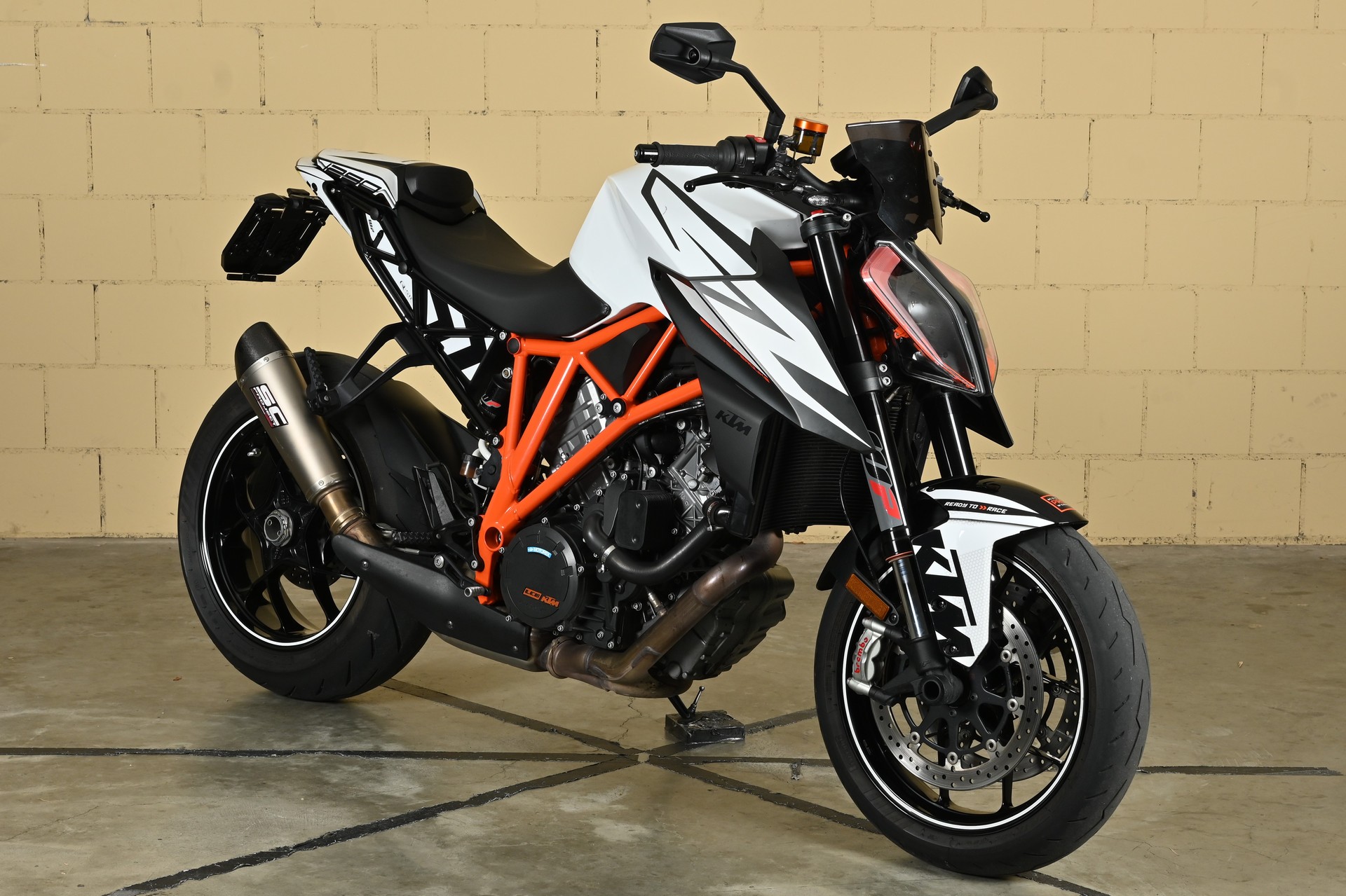 KTM 1290 Super Duke R-showroom-element-1