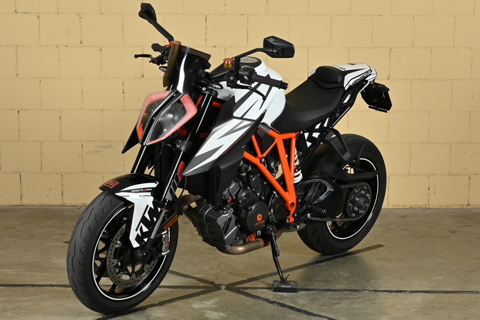 KTM 1290 Super Duke R-showroom-element-3
