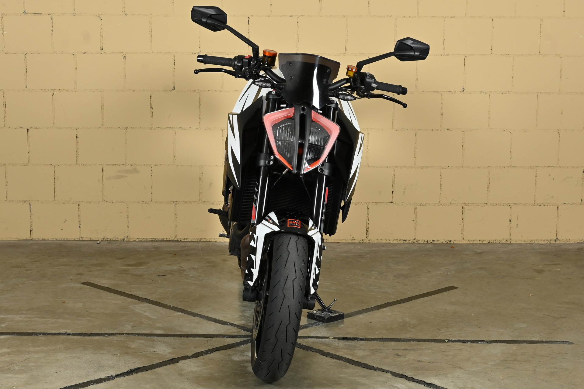 KTM 1290 Super Duke R-showroom-element-2