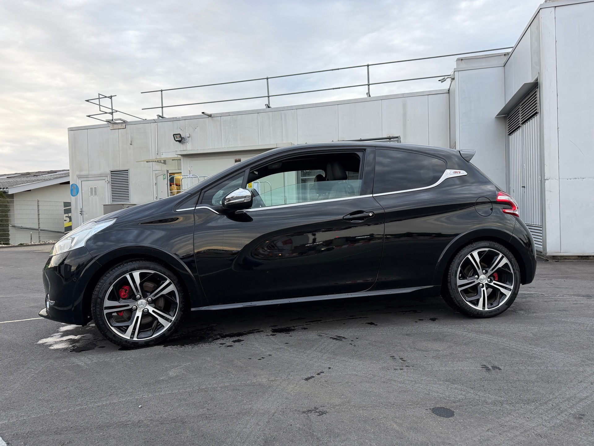 PEUGEOT 208 1.6 Turbo GTi-image-9